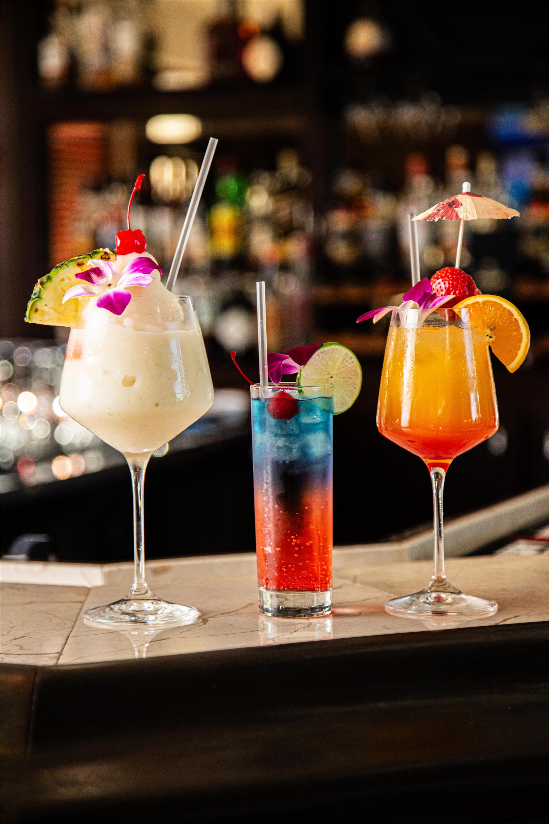Cocktails at the Lounge Bar | Regency Miami Airport by Sonesta