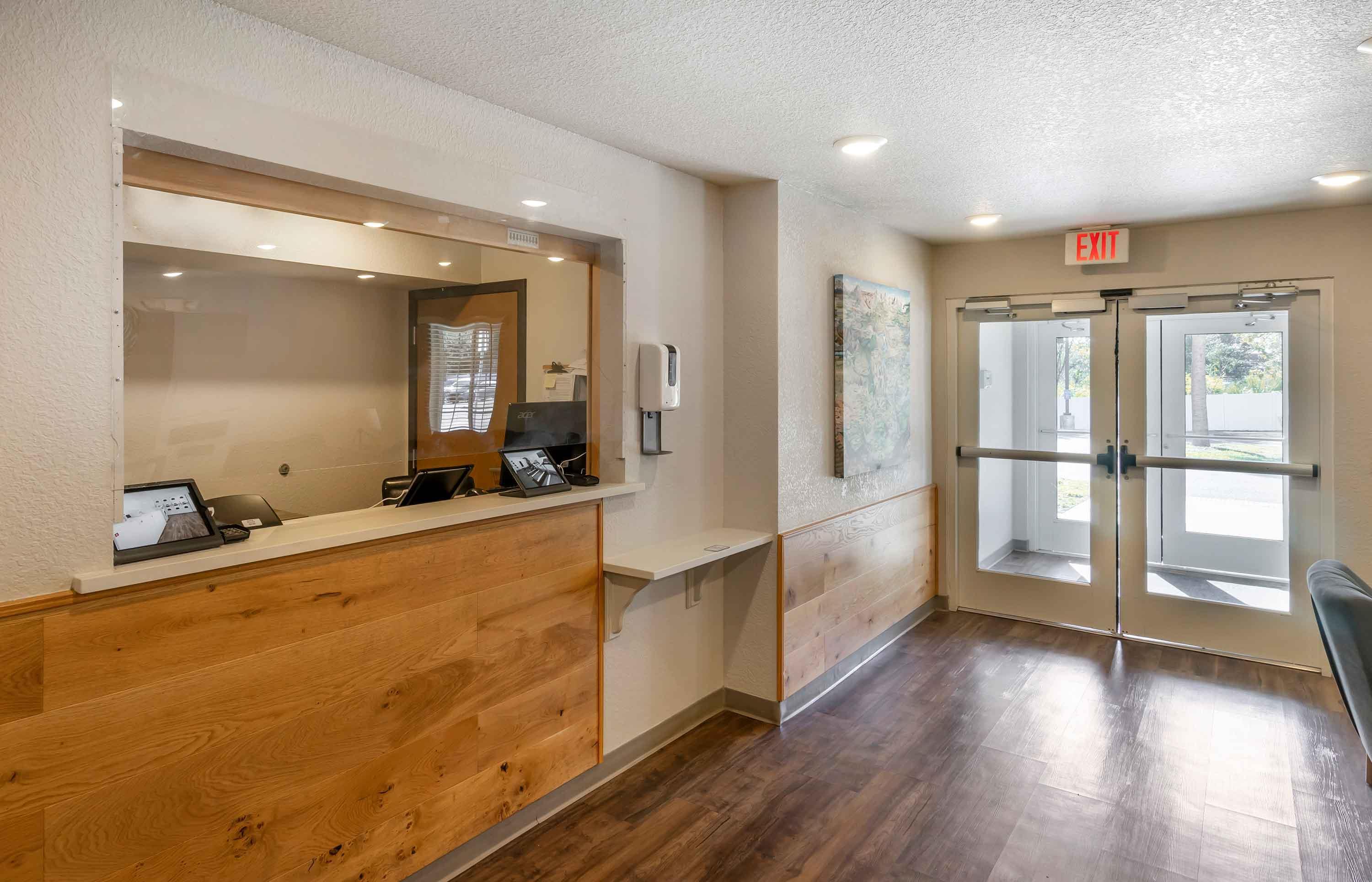 Lobby and Guest Check-in | Extended Stay America Select Suites - Clearwater