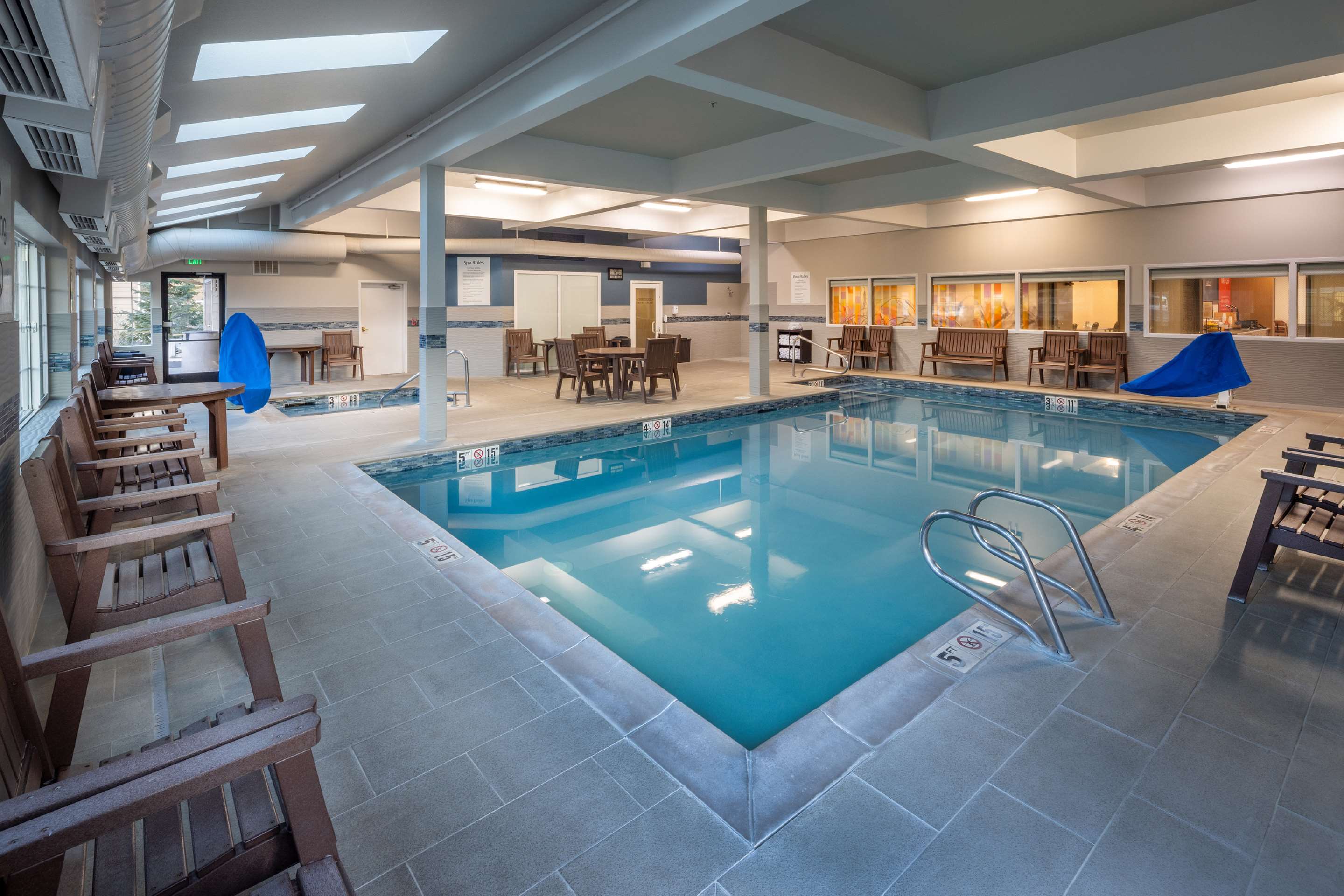 Pool | Hampton Inn Pullman
