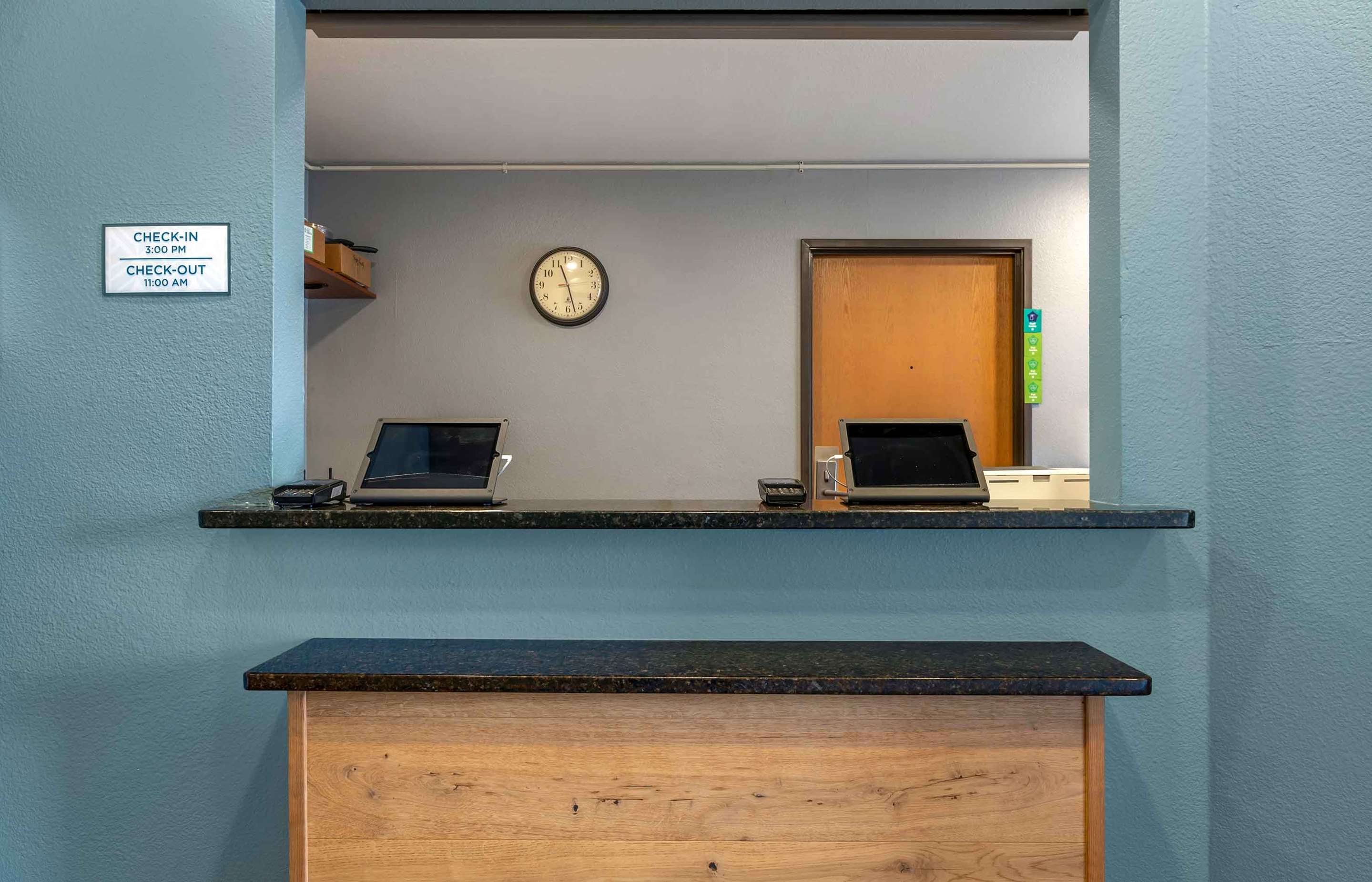 Lobby and Guest Check-in | Extended Stay America Select Suites - Indianapolis - West
