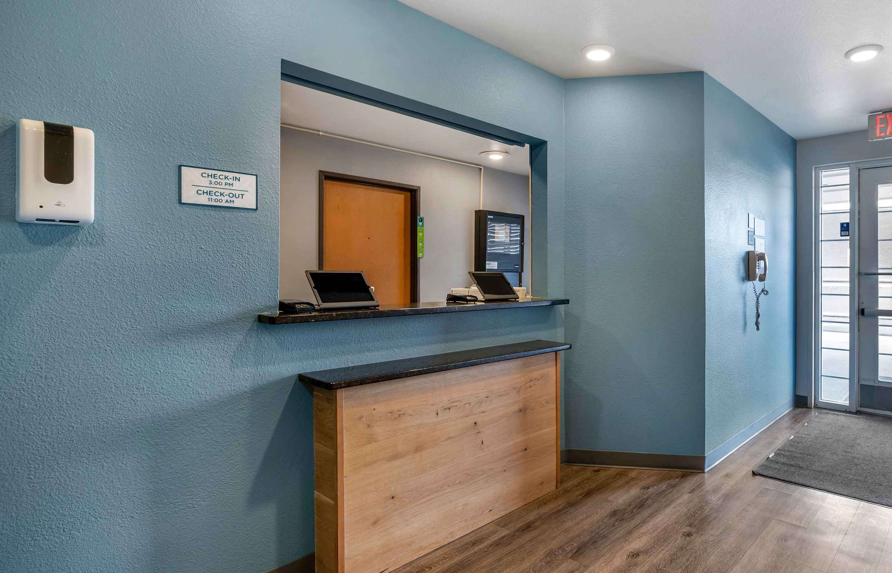 Lobby and Guest Check-in | Extended Stay America Select Suites - Indianapolis - West