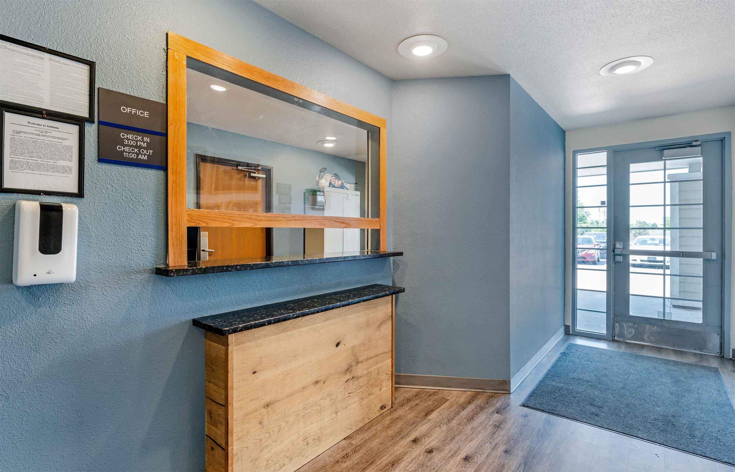 Lobby and Guest Check-in | Extended Stay America Select Suites - Indianapolis - Lawrence