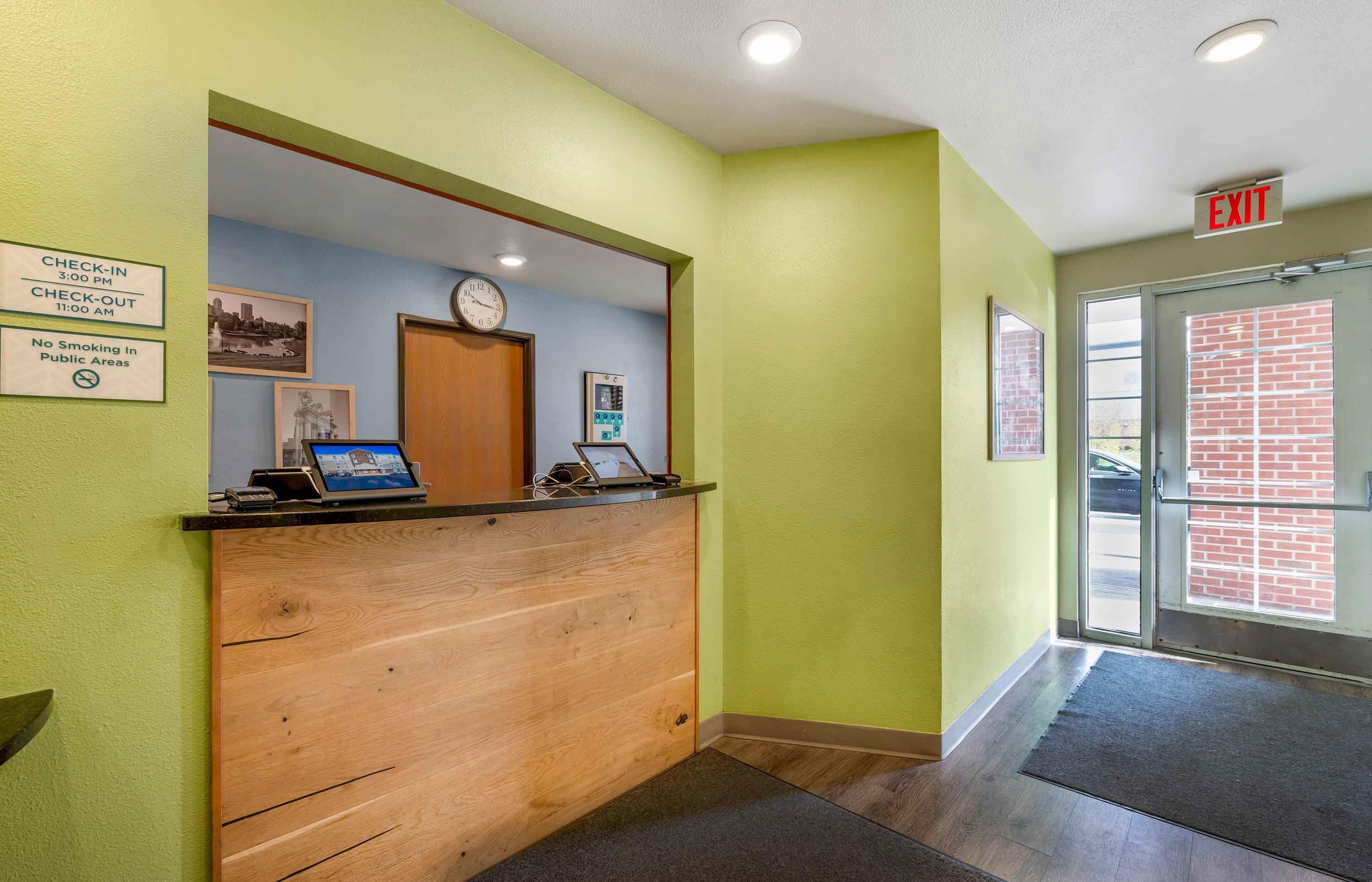 Lobby and Guest Check-in | Extended Stay America Select Suites - Indianapolis - Plainfield