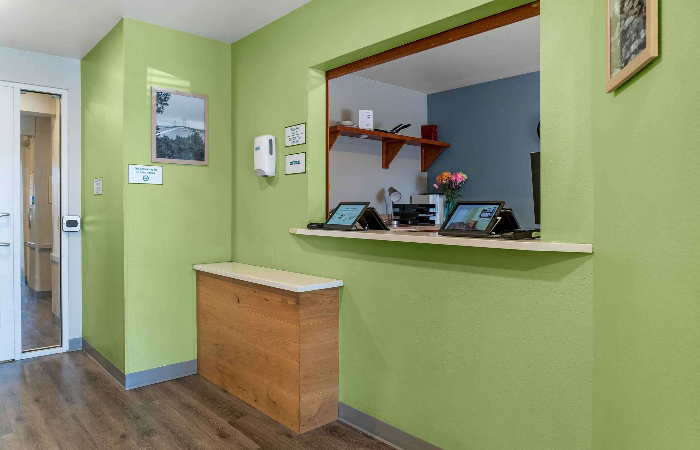 Lobby and Guest Check-in | Extended Stay America Select Suites - Kalamazoo - West