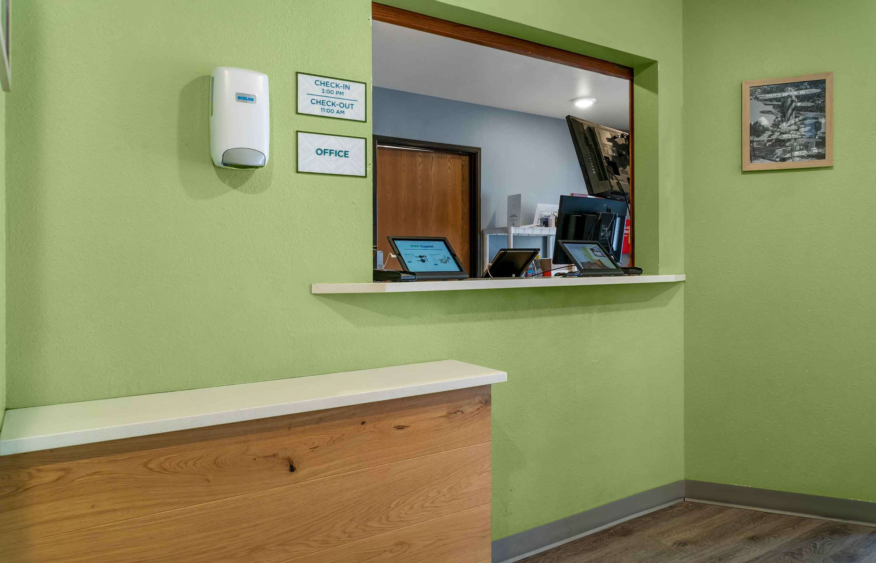 Lobby and Guest Check-in | Extended Stay America Select Suites - Kalamazoo - West