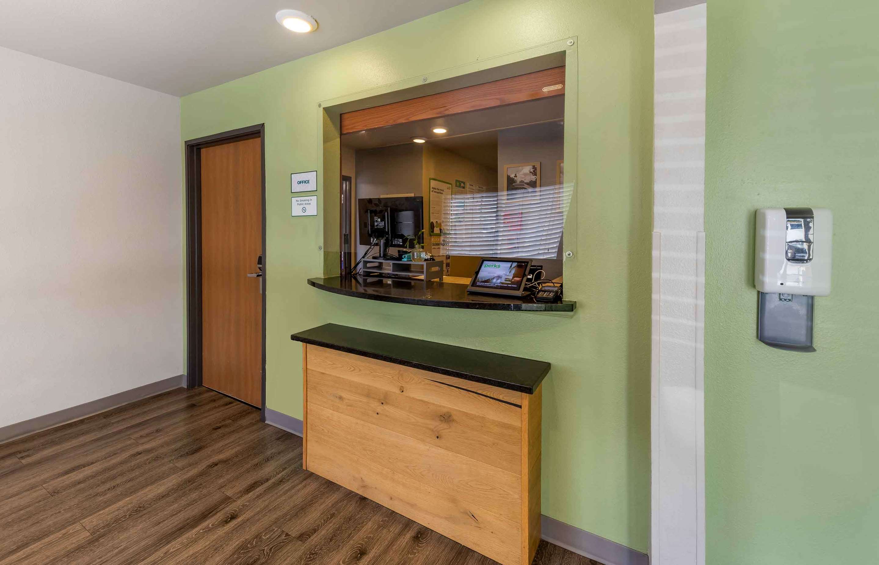 Lobby and Guest Check-in | Extended Stay America Select Suites - Oklahoma City - Southeast