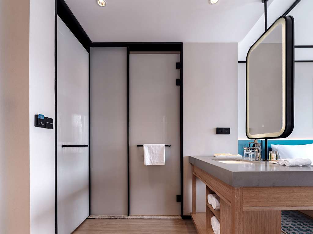 HILTON GARDEN INN HEFEI BINHU NEW D-guestroom-Guest Room,Bathroom,On-Site.jpg