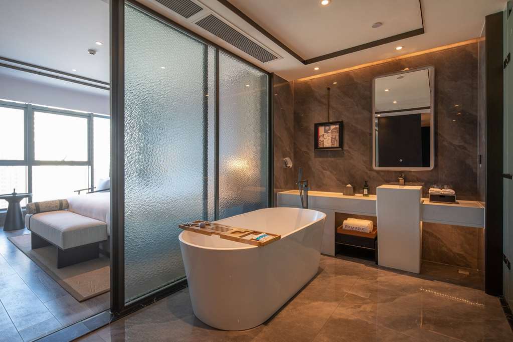 RAMADA BY WYNDHAM SHAOYANG COUNTY W-guestroom-Guest Room,Bathroom,On-Site.jpg