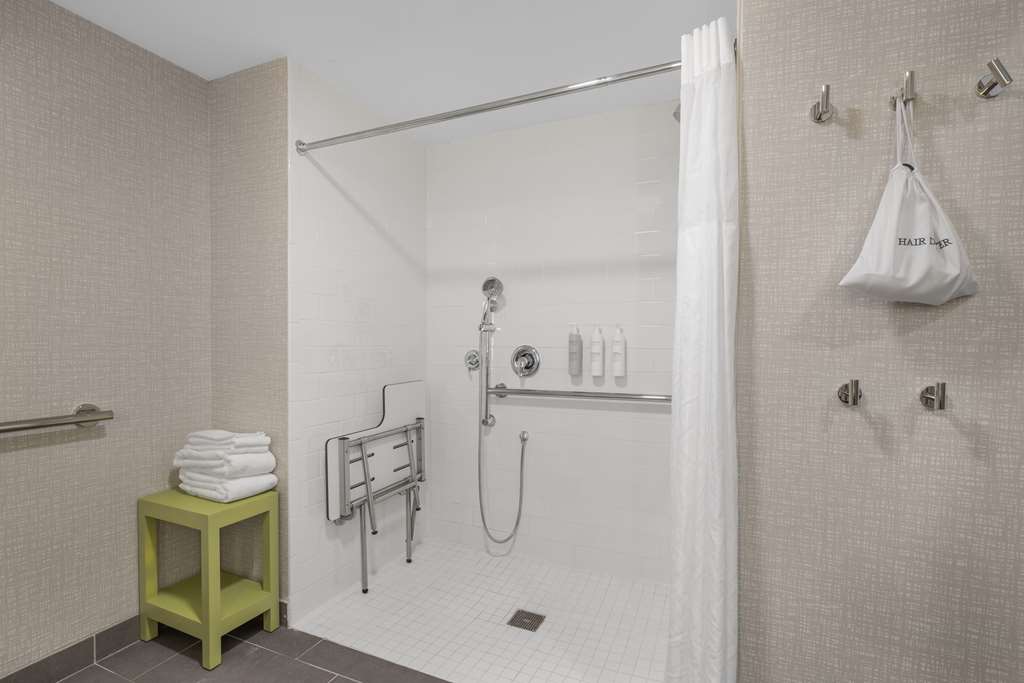 Hampton Inn & Suites by Hilton Bakersfield Central - Tap to explore photos