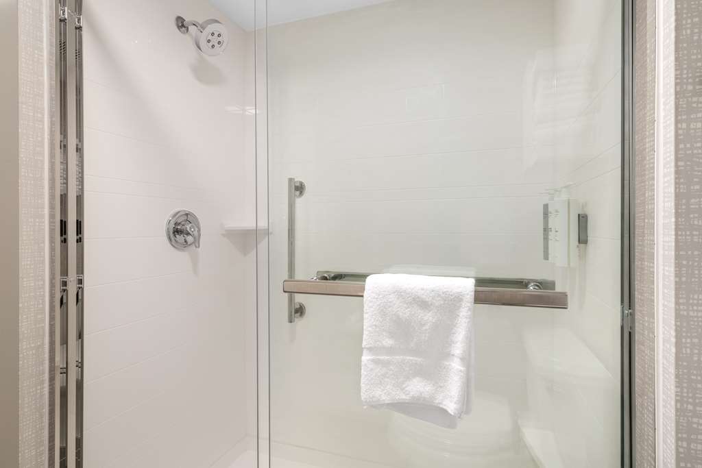 HAMPTON INN AND SUITES BFL CENTRAL-guestroom-Guest Room,Bathroom,On-Site.jpg