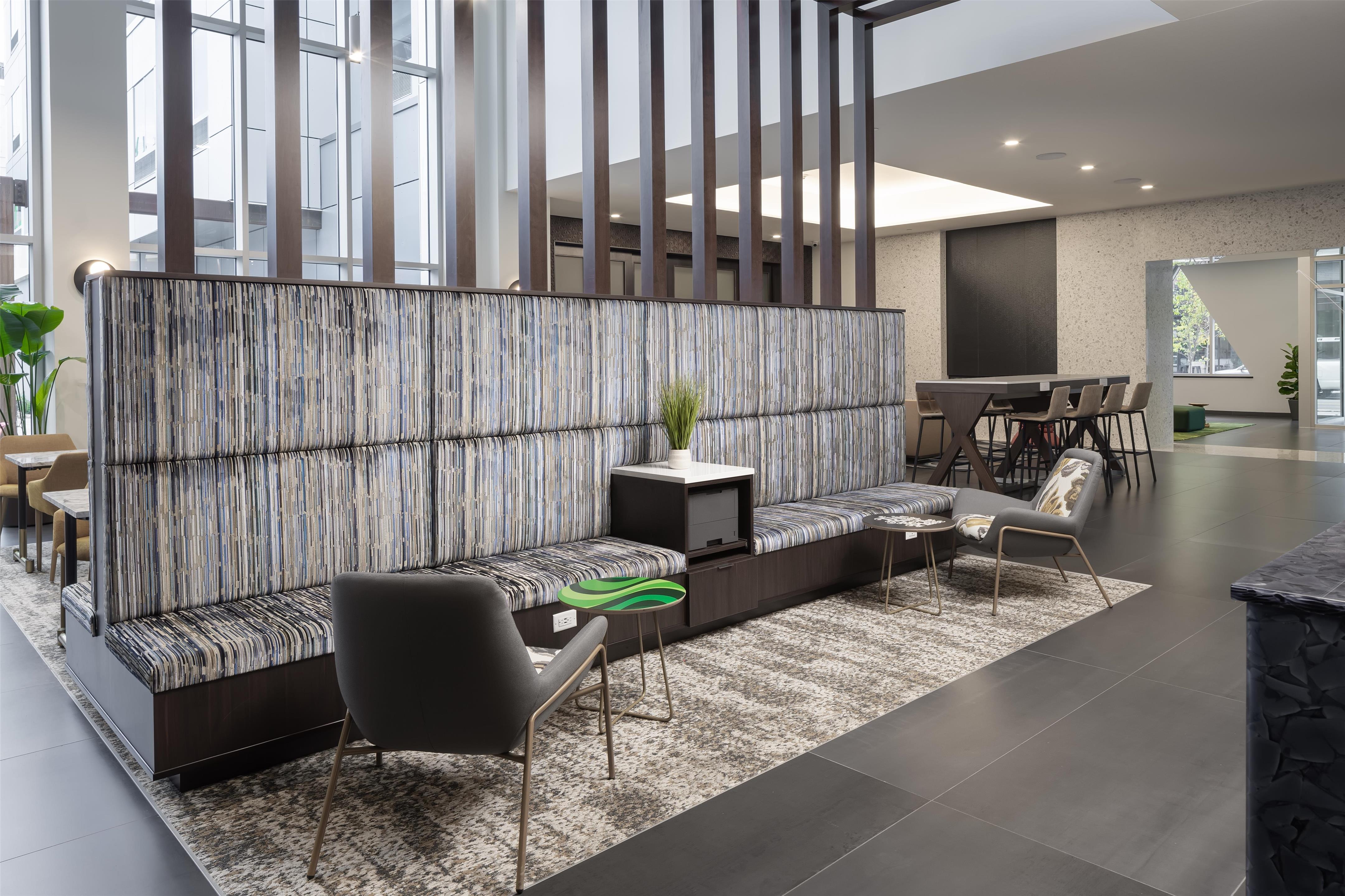 Lobby | Hampton Inn & Suites Rochester Downtown