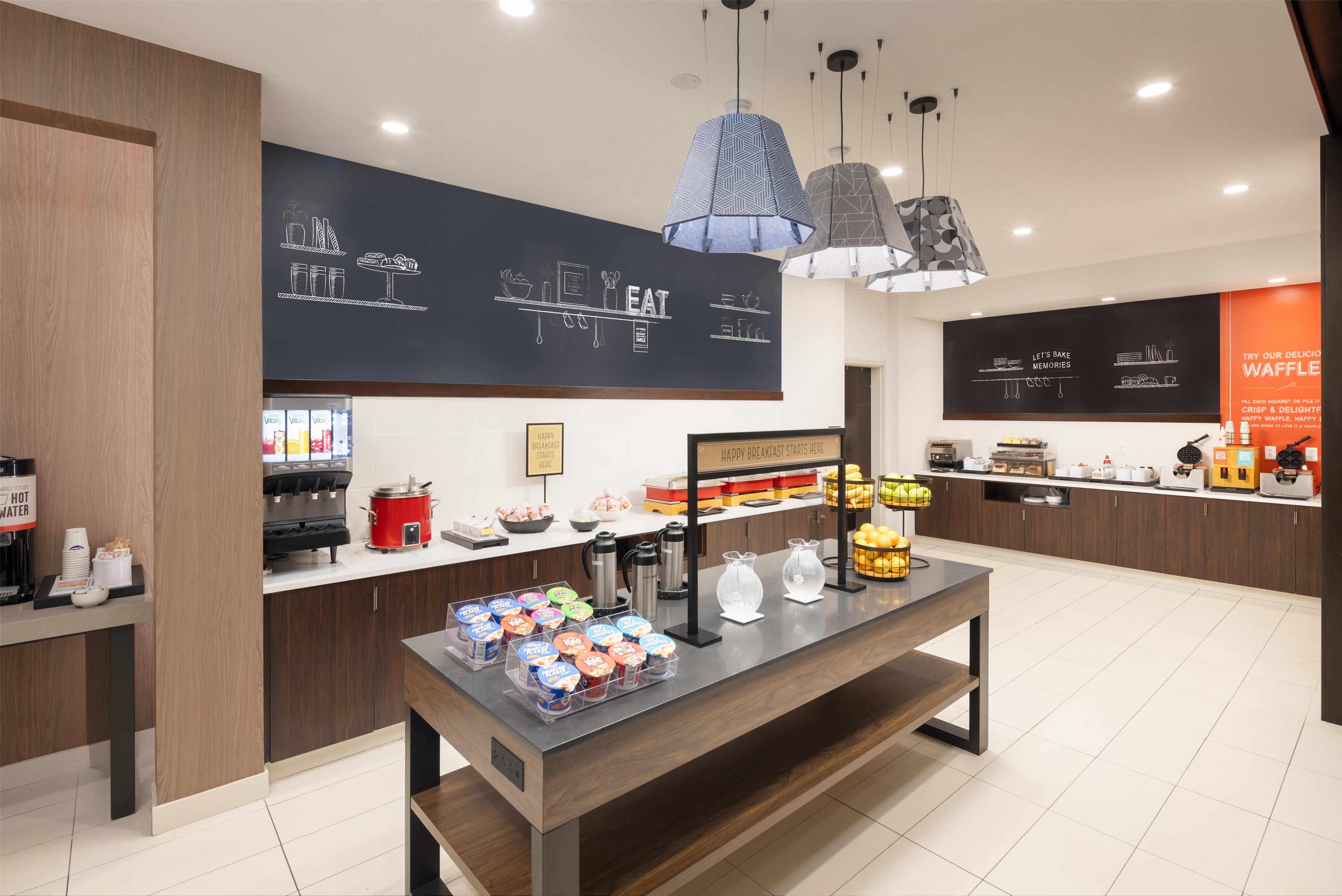 Breakfast Area | Hampton Inn & Suites Rochester Downtown