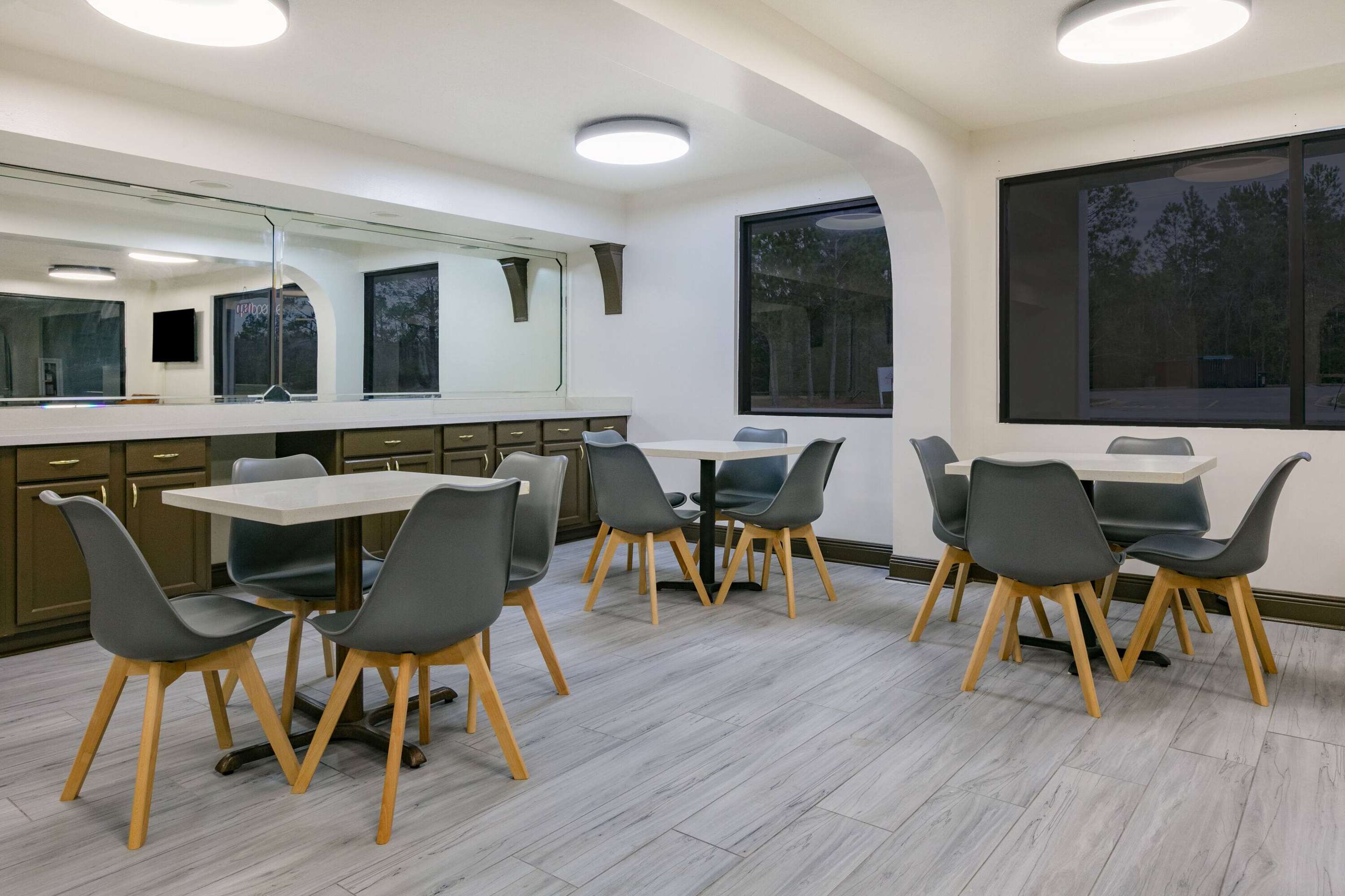 Breakfast Area | Super 8 by Wyndham Moss Point