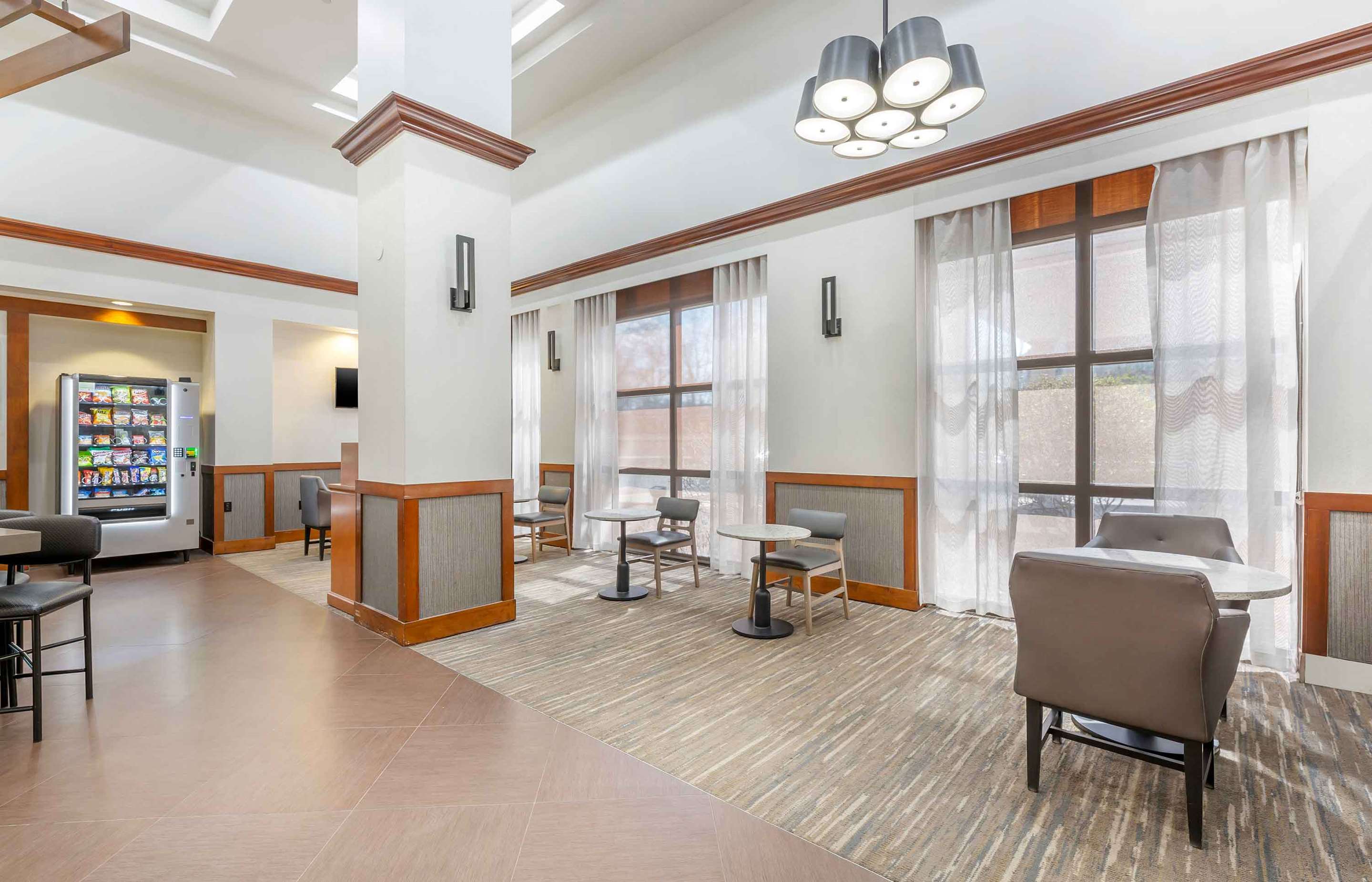 Lobby and Guest Check-in | Extended Stay America Premier Suites Pittsburgh Cranberry To