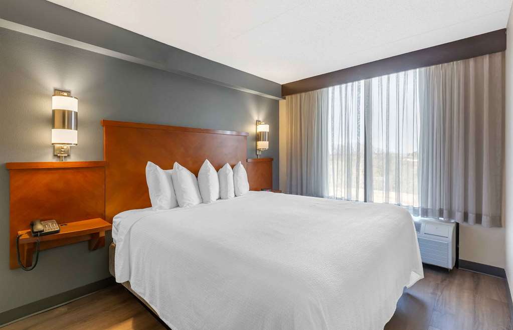 EXTENDED STAY AMERICA PREMIER-guestroom-Guest Room,On-Site.jpg