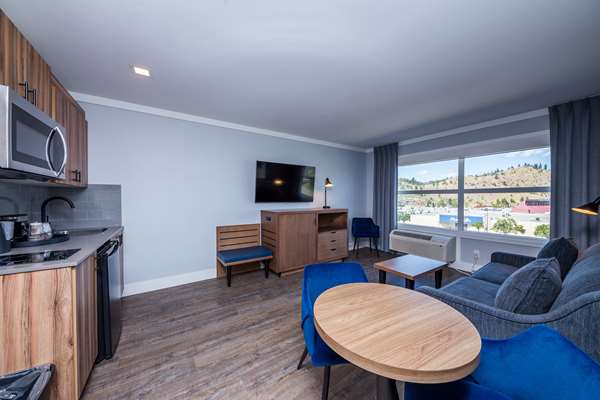 Suite - Prestige Kamloops Hotel