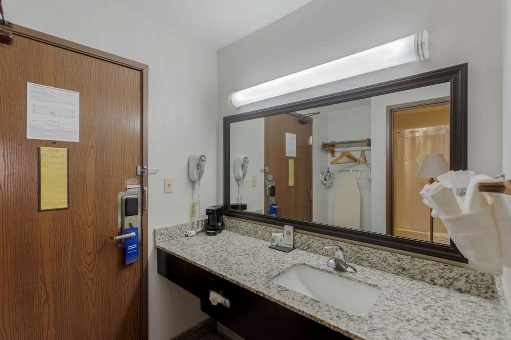 COMFORT INN AND SUITES BRENTWOOD --guestroom-Guest Room,Bathroom,On-Site.jpg