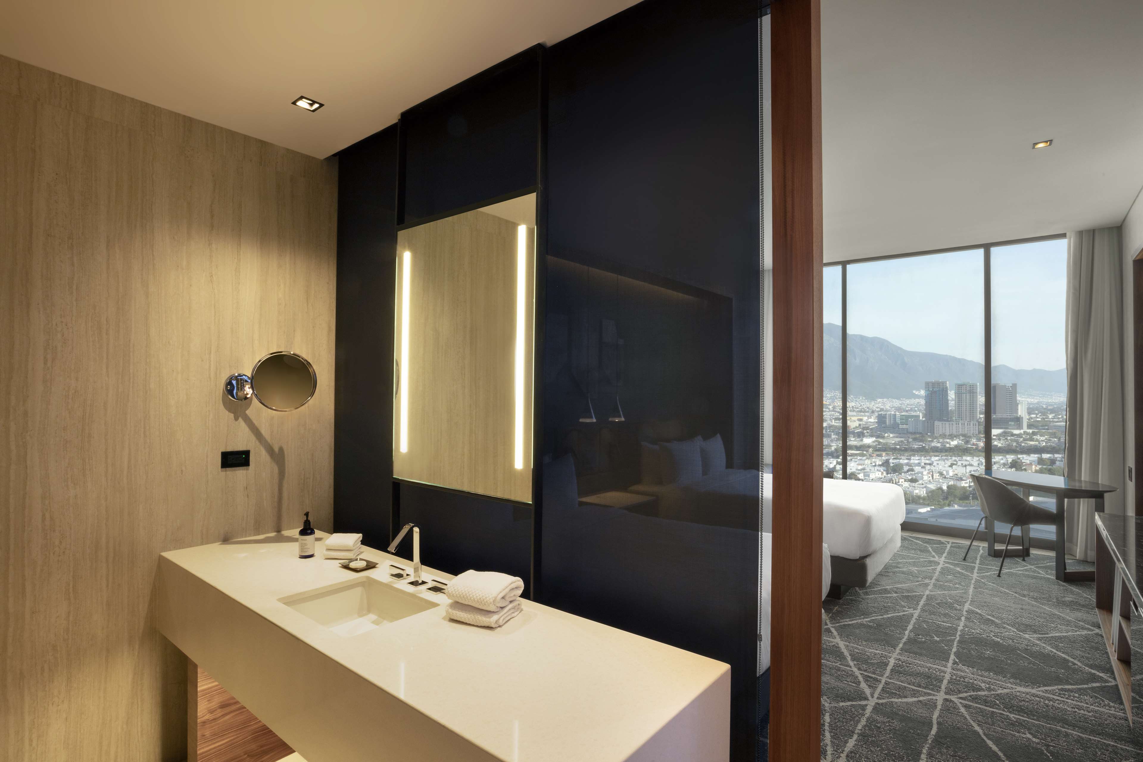 Hilton Monterrey Room Type - DELUXE DOUBLE GUESTROOM