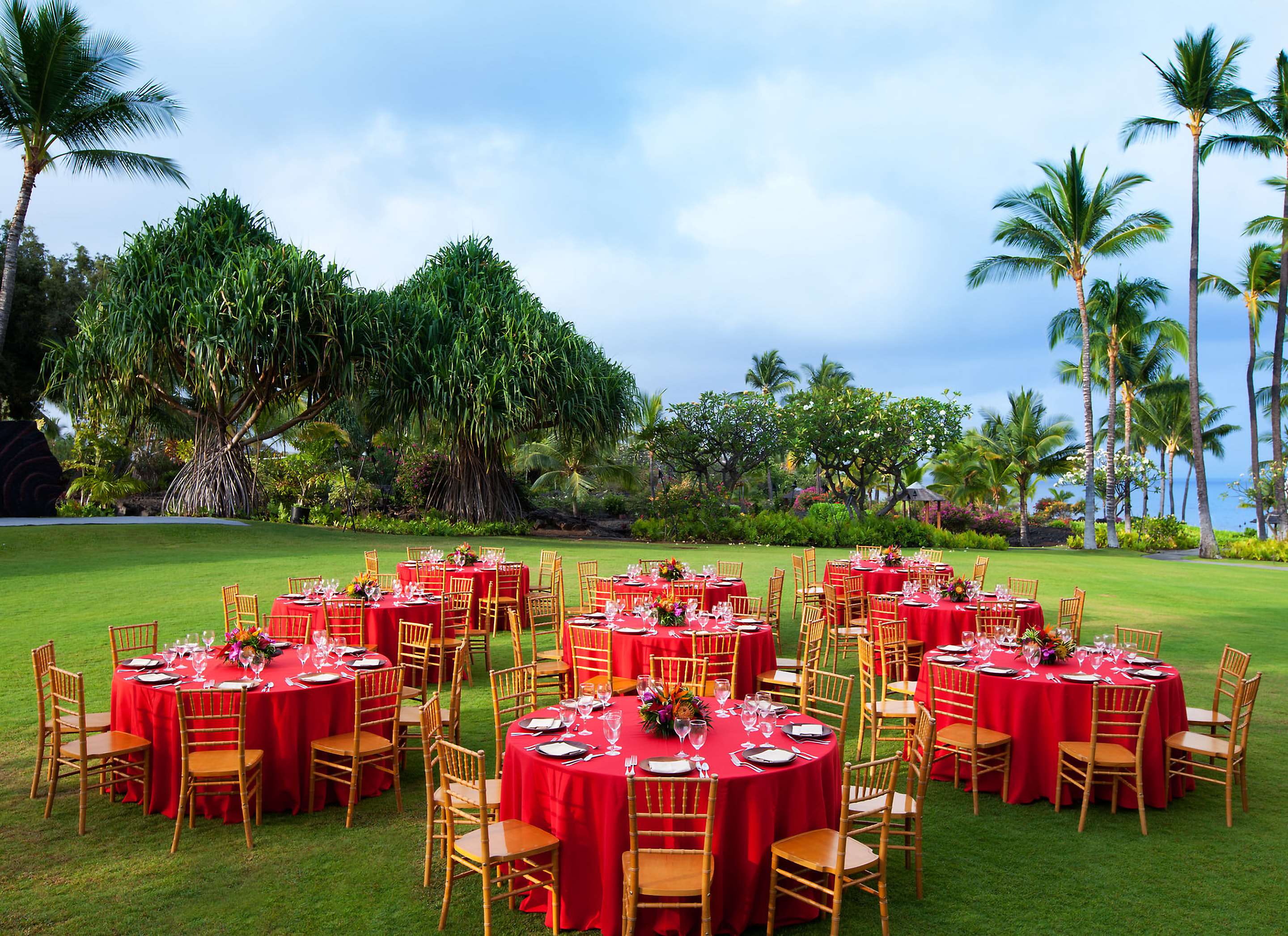 Wedding Hawaii Lawn | OUTRIGGER Kona Resort and Spa