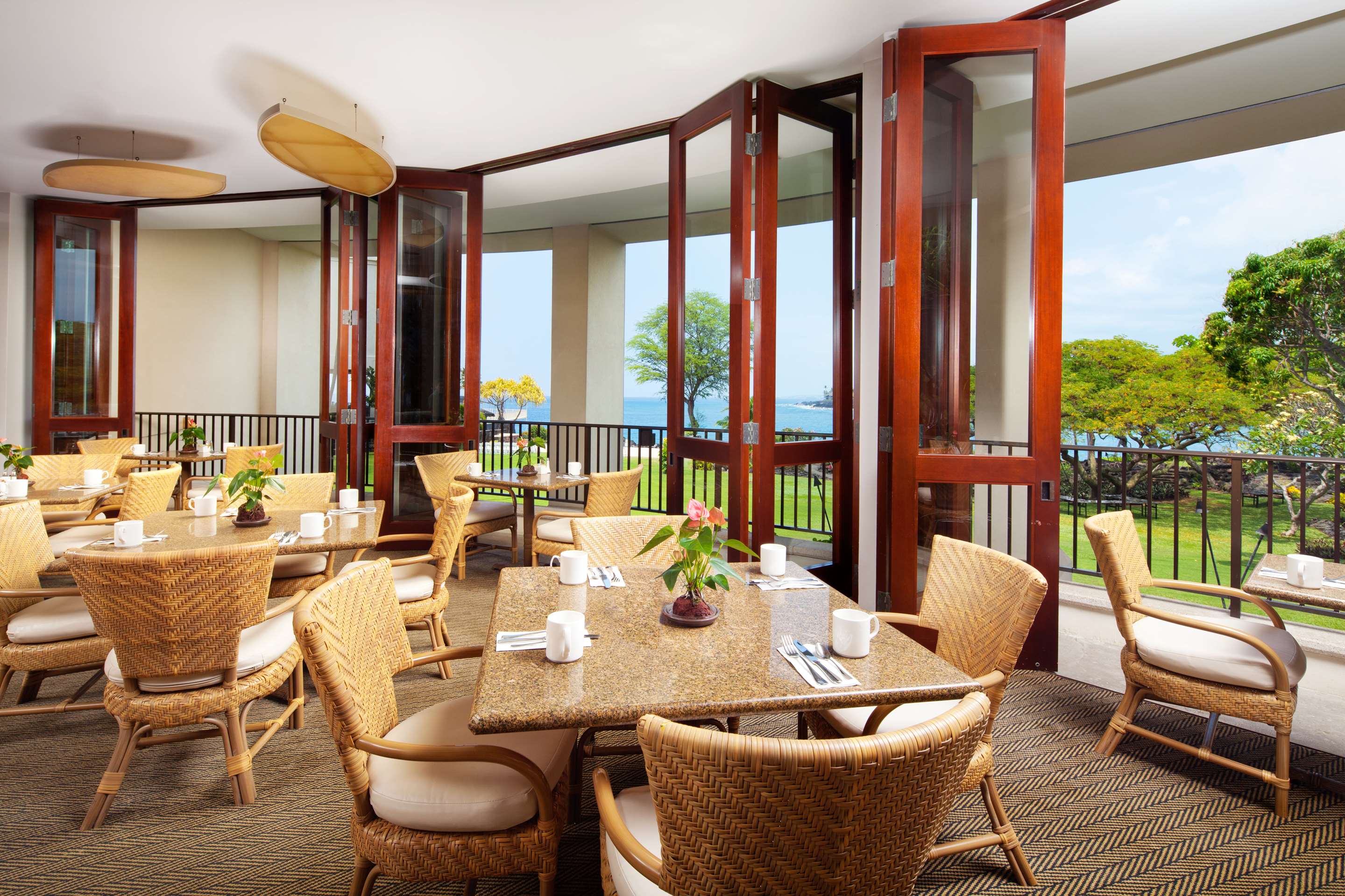 Voyager 47 Club Lounge | OUTRIGGER Kona Resort and Spa