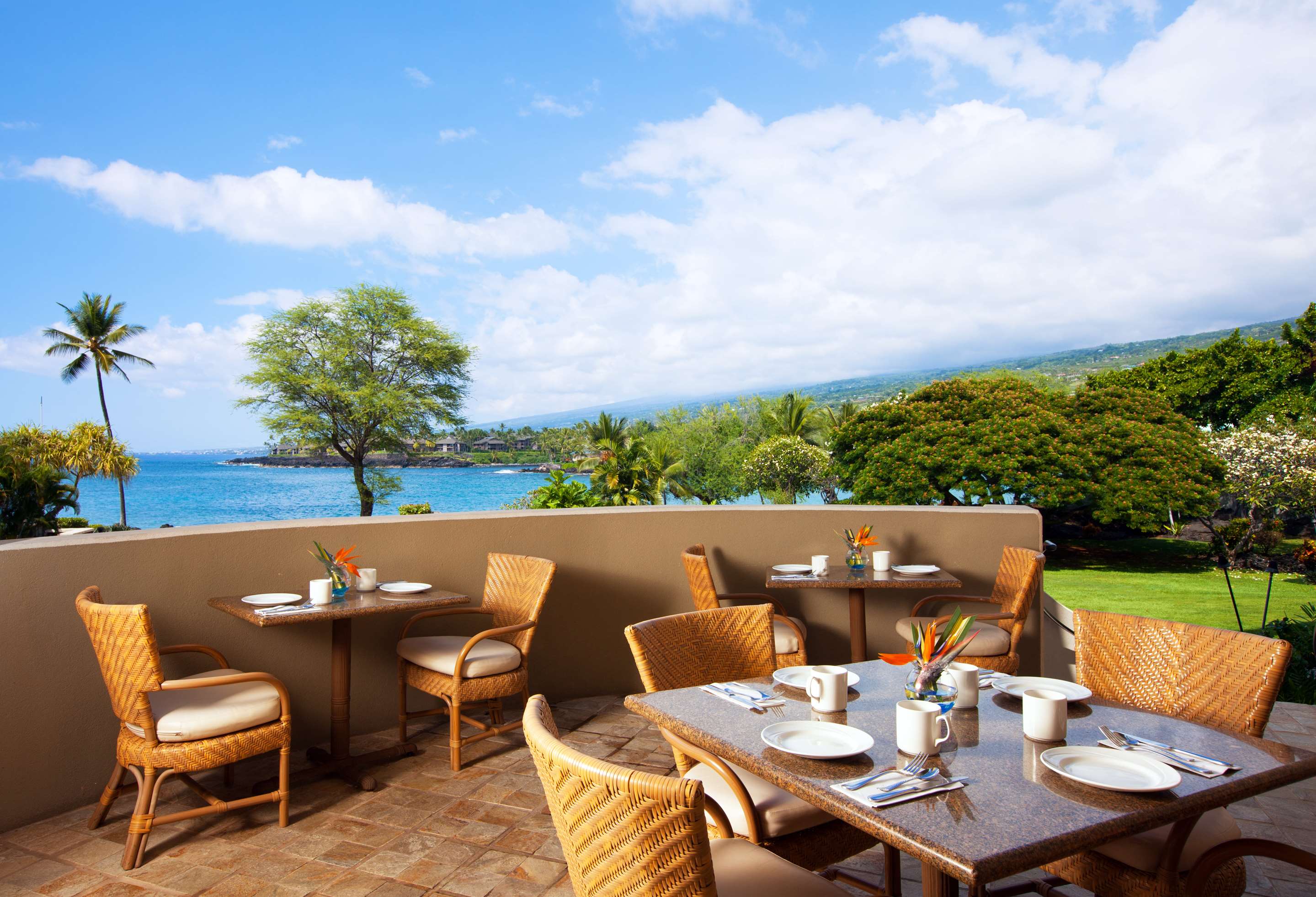 Voyager 47 Club Lounge | OUTRIGGER Kona Resort and Spa