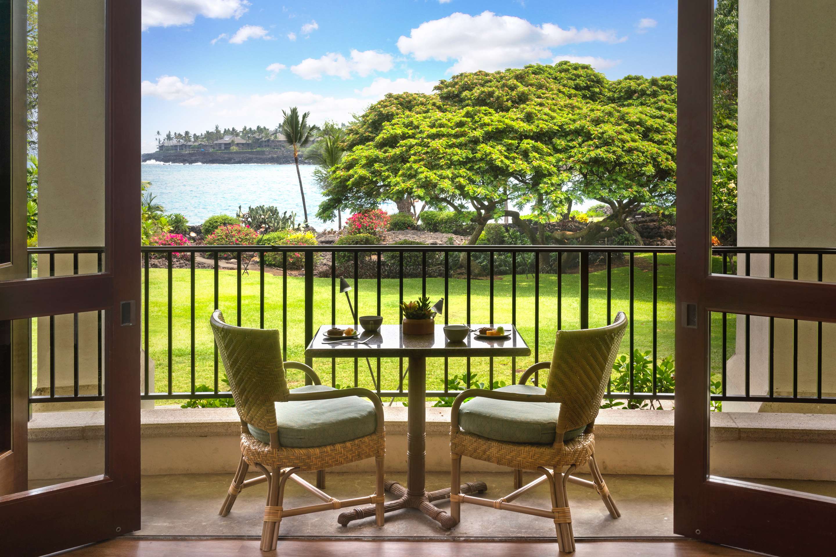 Voyager 47 Club Lounge | OUTRIGGER Kona Resort and Spa