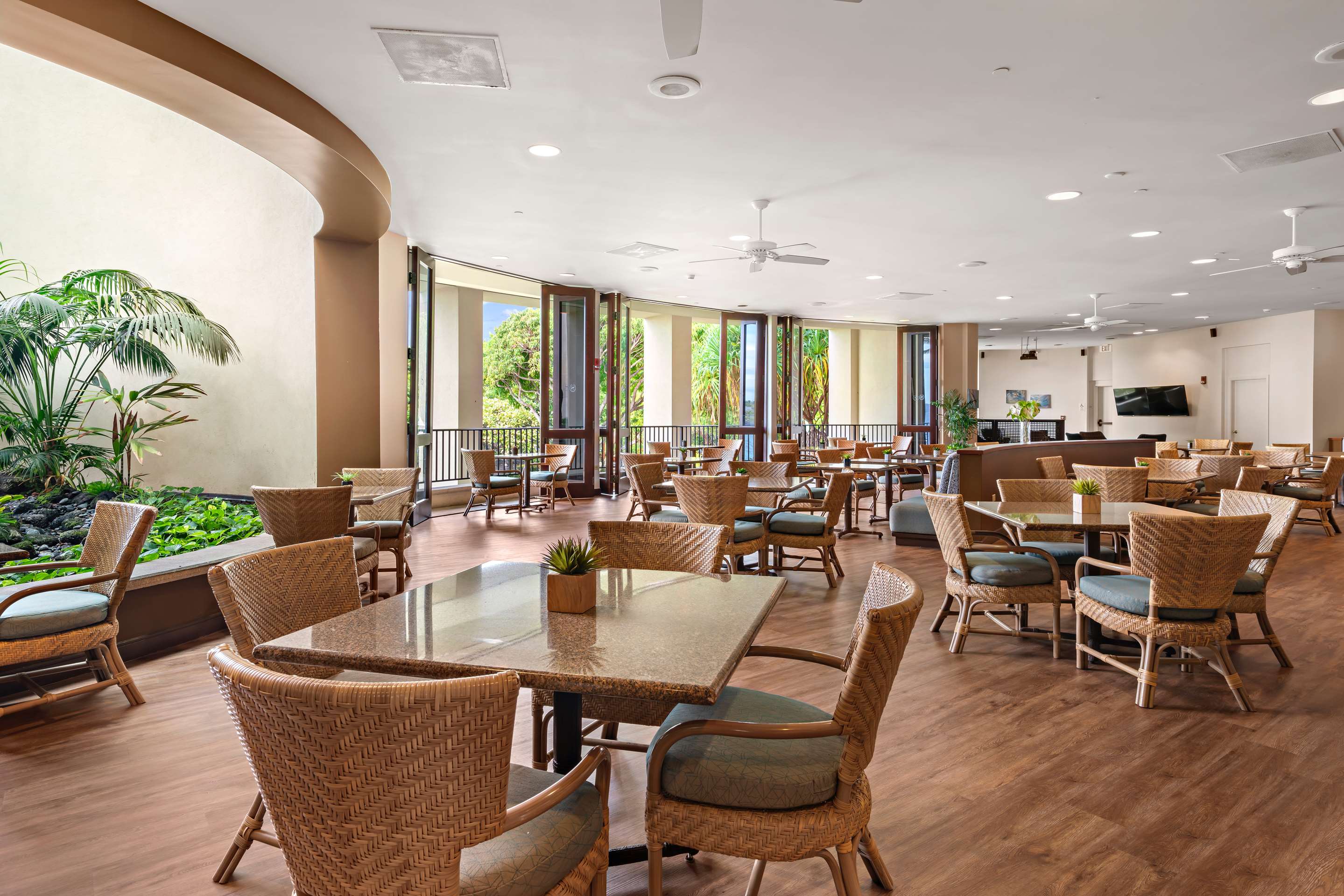 Voyager 47 Club Lounge | OUTRIGGER Kona Resort and Spa
