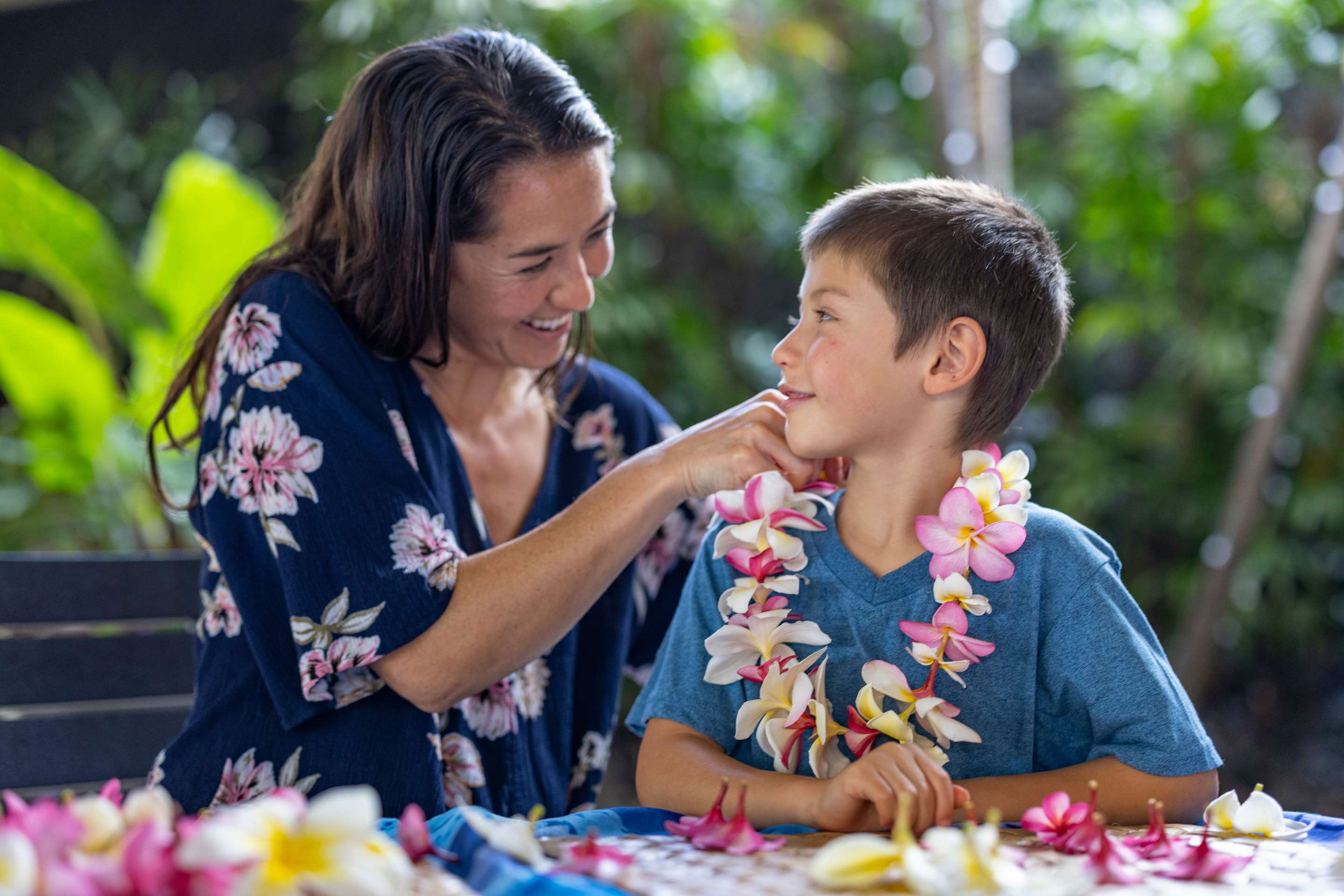 Lei Making | OUTRIGGER Kona Resort and Spa