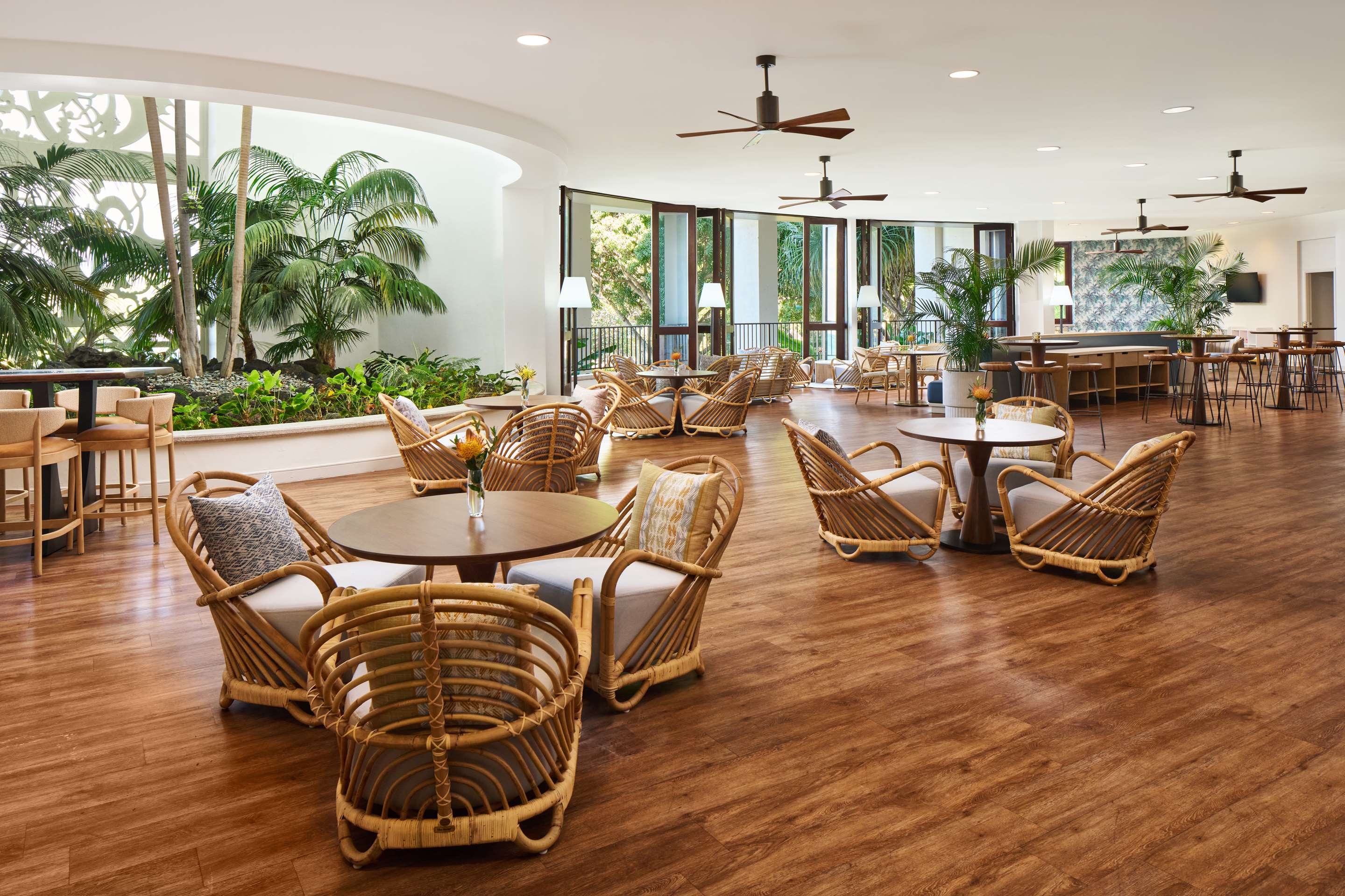 Voyager 47 Club Lounge | OUTRIGGER Kona Resort and Spa