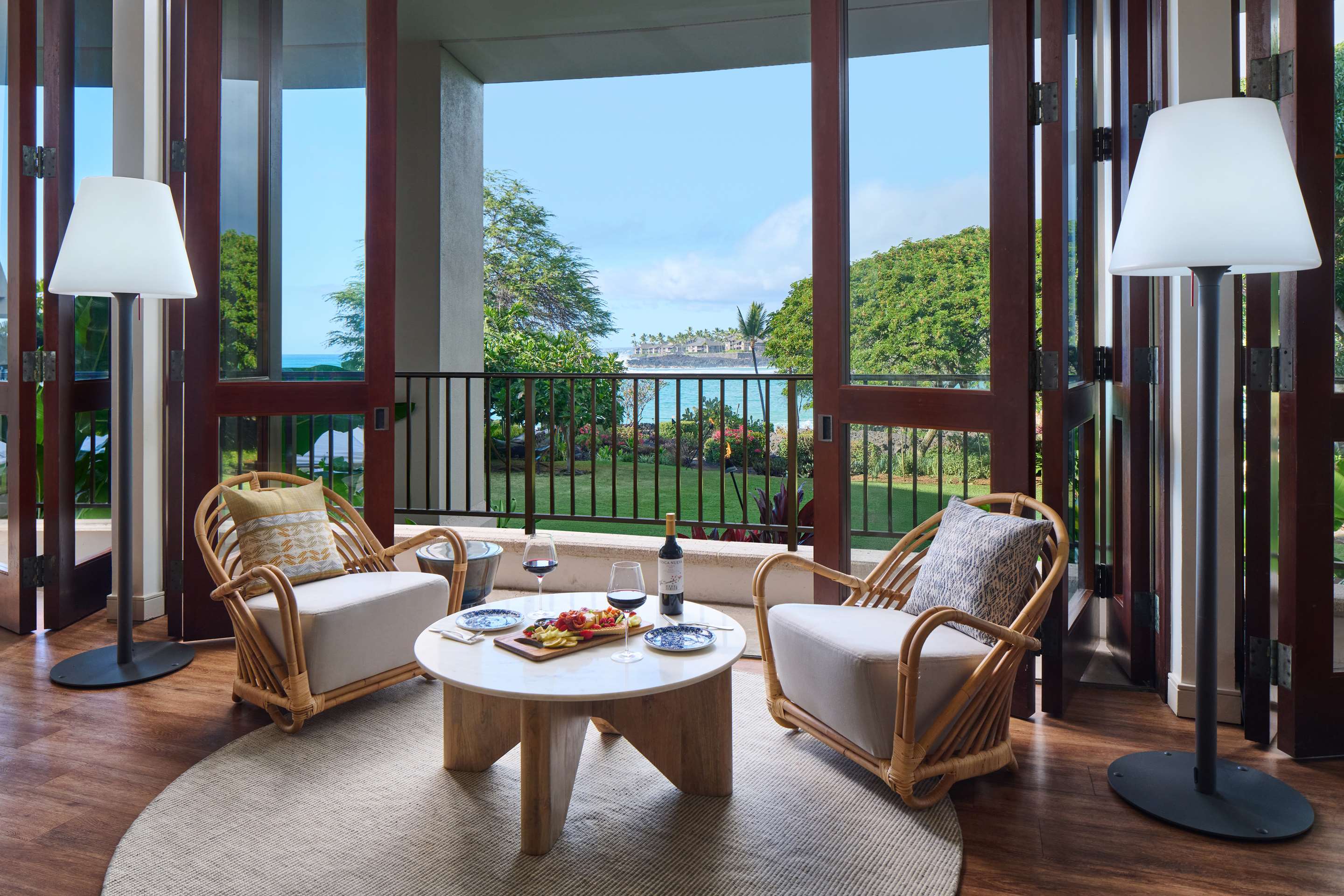 Voyager 47 Club Lounge | OUTRIGGER Kona Resort and Spa