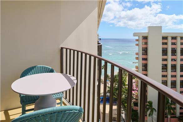 Club Waikiki View 1 Queen Bed