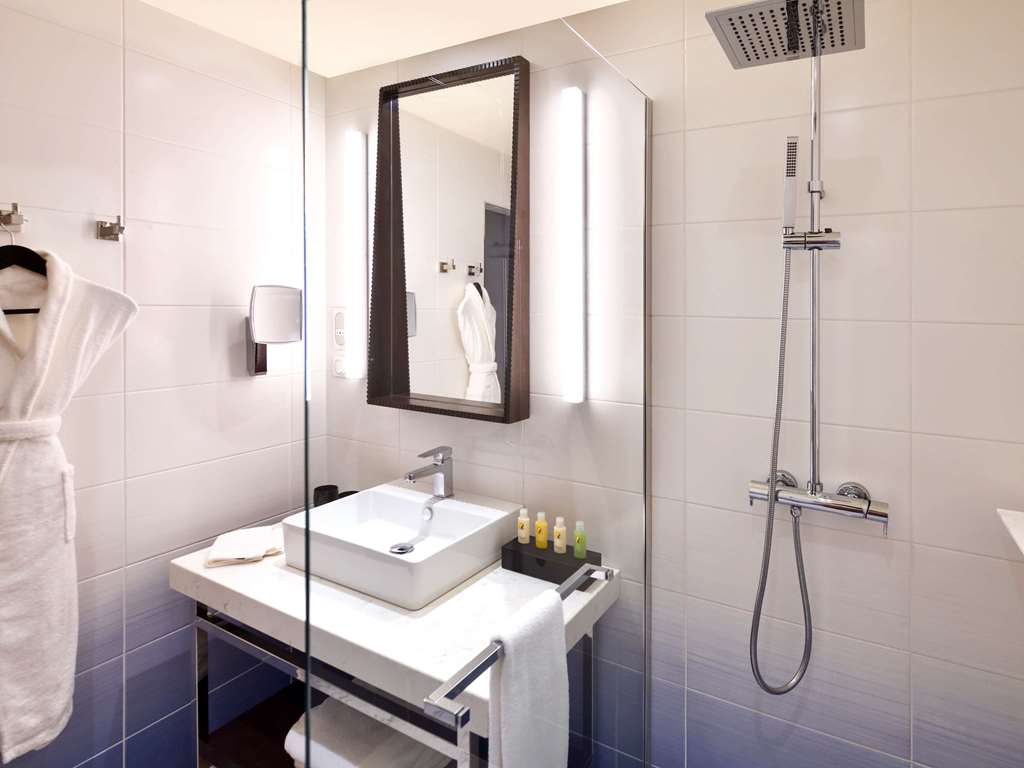 Mövenpick Hotel Abidjan-guestroom-Guest Room,Bathroom,On-Site.jpg