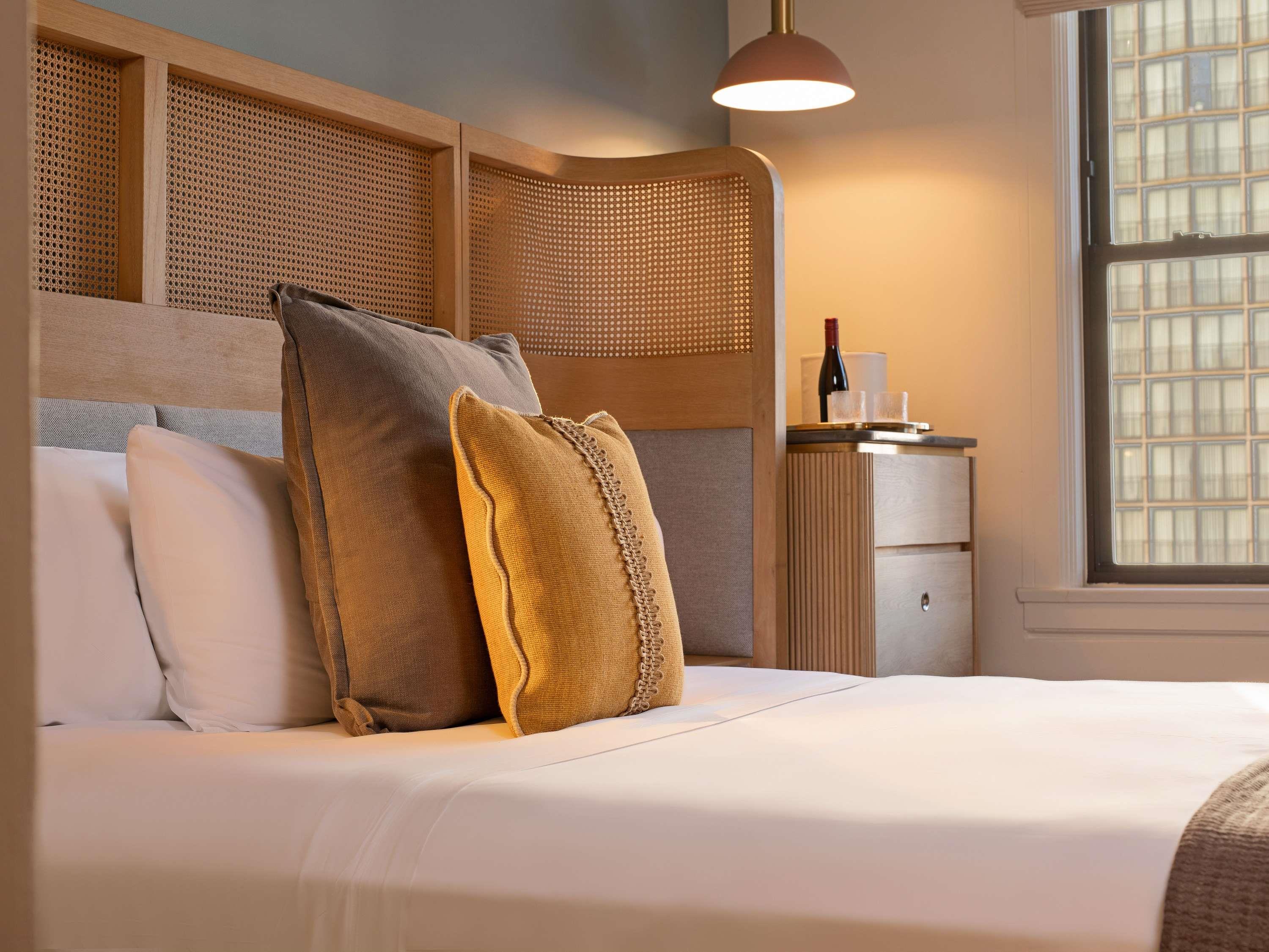 Andra Hotel Seattle - MGallery Collection Room Type - CLASSIC ROOM, 1 Queen, 200 SF, 18 SM, Cityview, Nespresso
