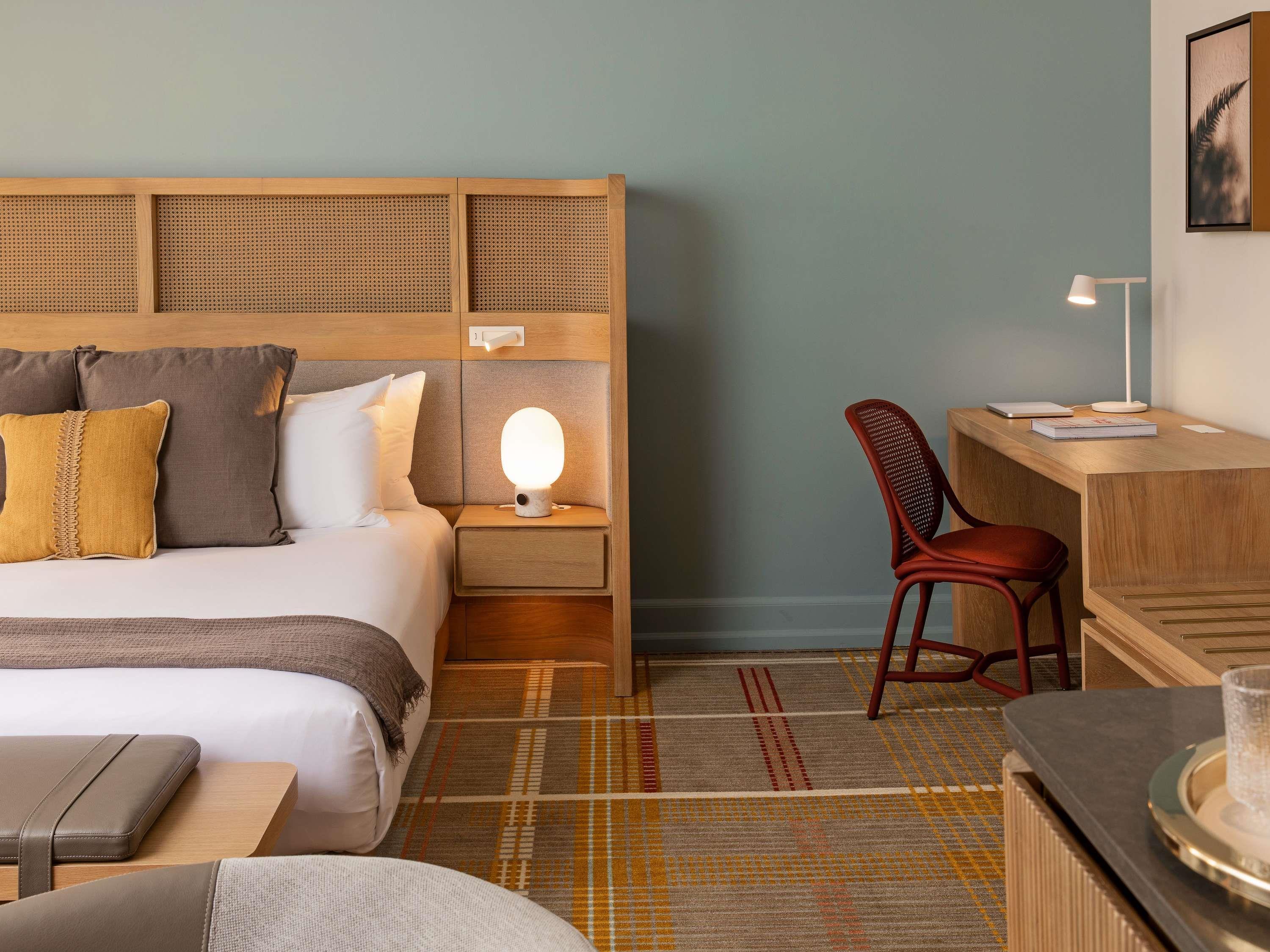 Andra Hotel Seattle - MGallery Collection Room Type - DELUXE 1 King, 400SF 37SM Mobility and Hearing Access, Rollin Shower, Nespresso WalkIn Closet
