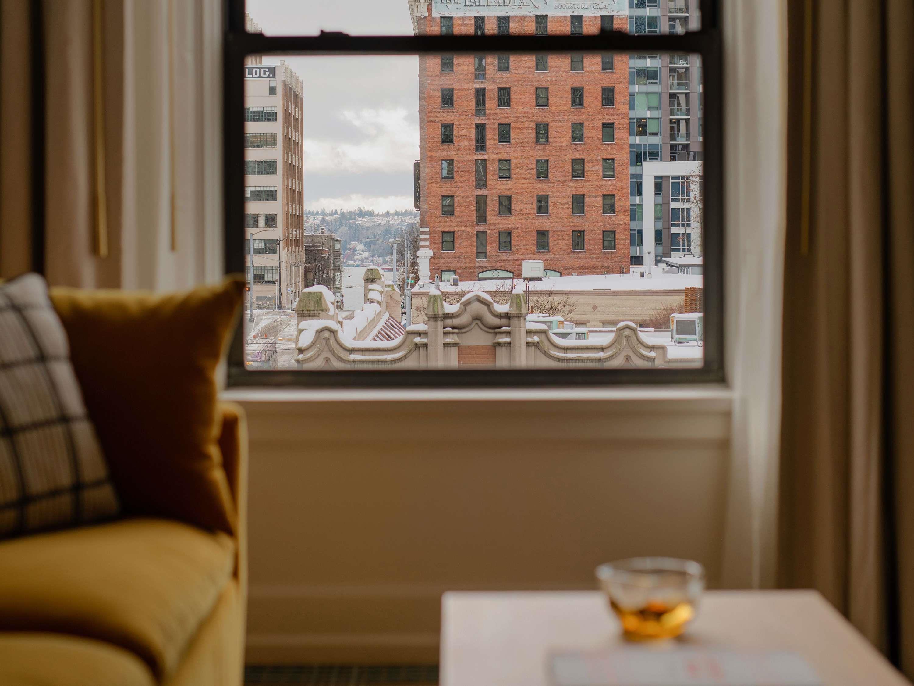 Andra Hotel Seattle - MGallery Collection Room Type - CORNER ONE BEDROOM SUITE, 1 King, 500 SF, 46 SM, Cityview, Nespresso