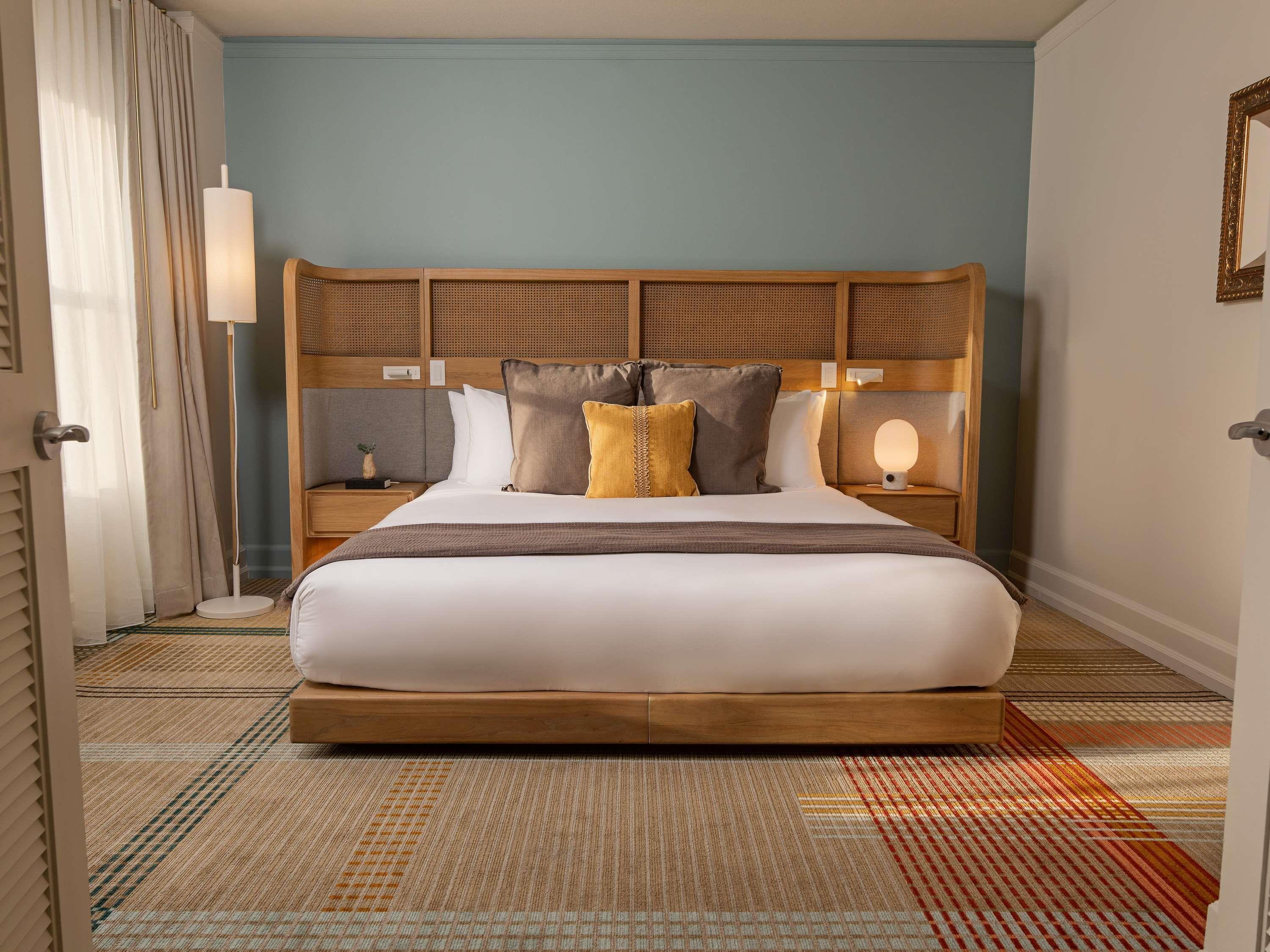 Andra Hotel Seattle - MGallery Collection Room Type - PREMIER CORNER ONE BEDROOM SUITE, 1 King, 550 SF, 51 SM, Cityview, Nespresso