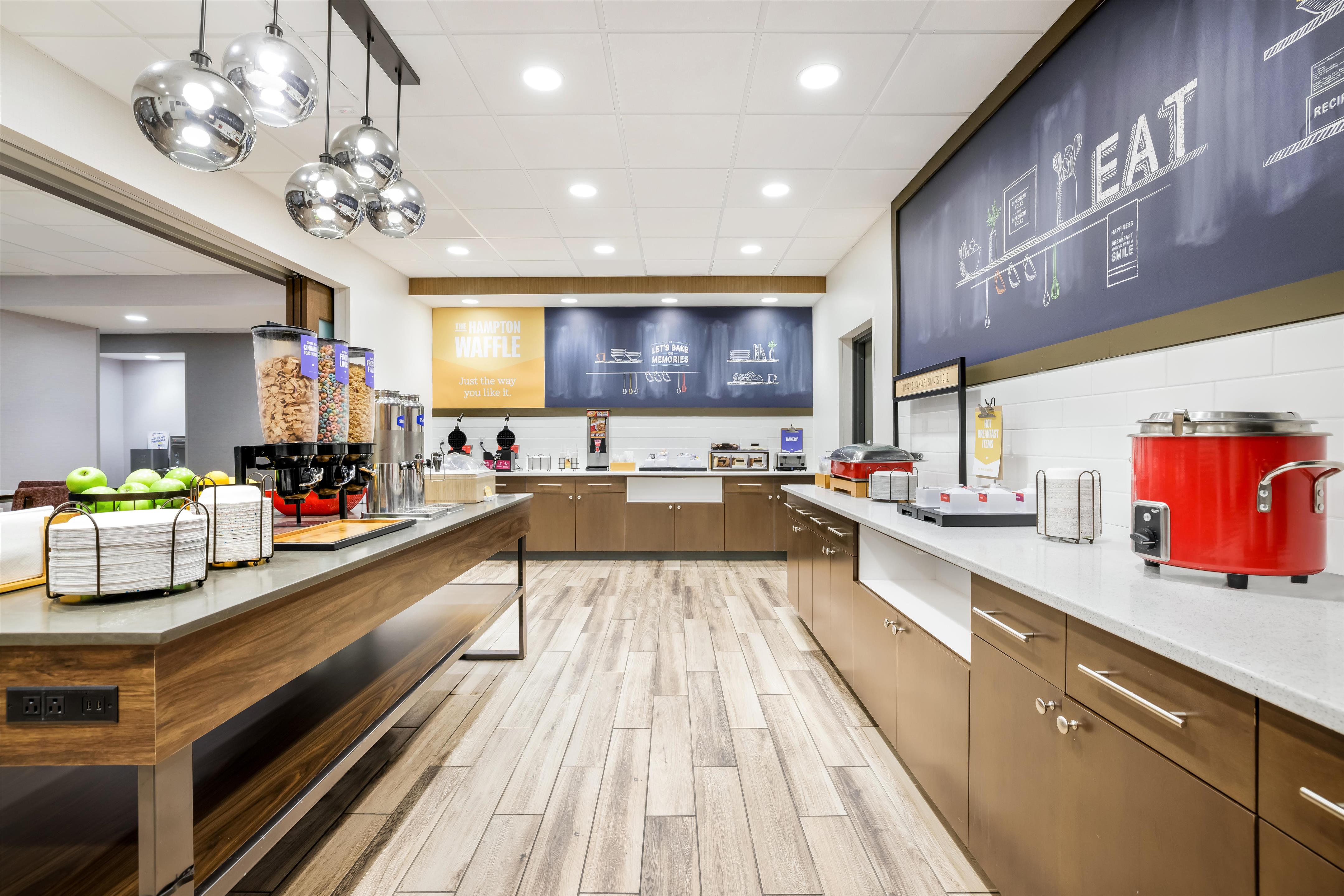 Breakfast Area | Hampton Inn Fort Myers Downtown