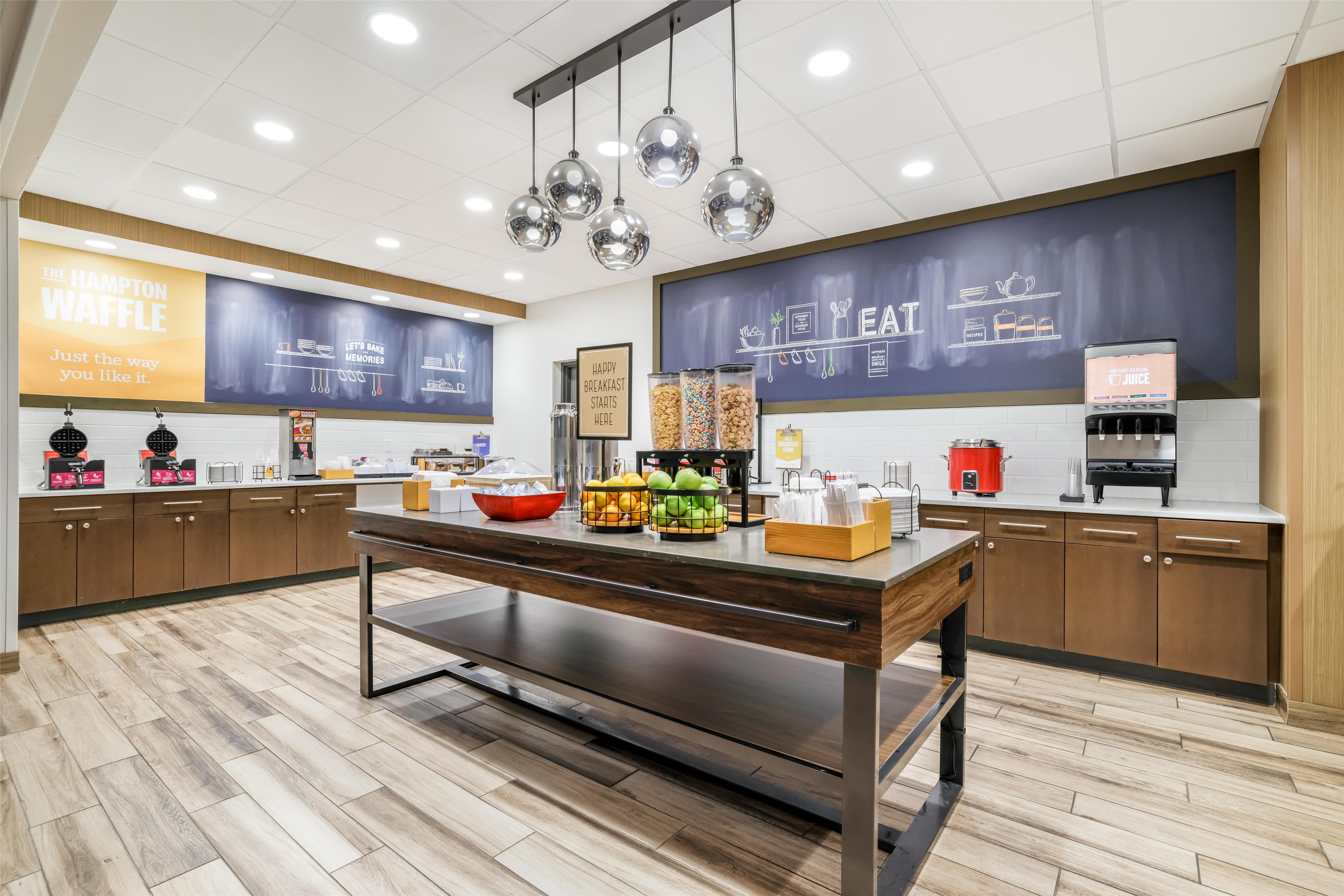 Breakfast Area | Hampton Inn Fort Myers Downtown