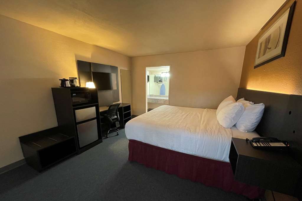 BAYMONT BY WYNDHAM STILLWATER-guestroom-Guest Room,On-Site.jpg