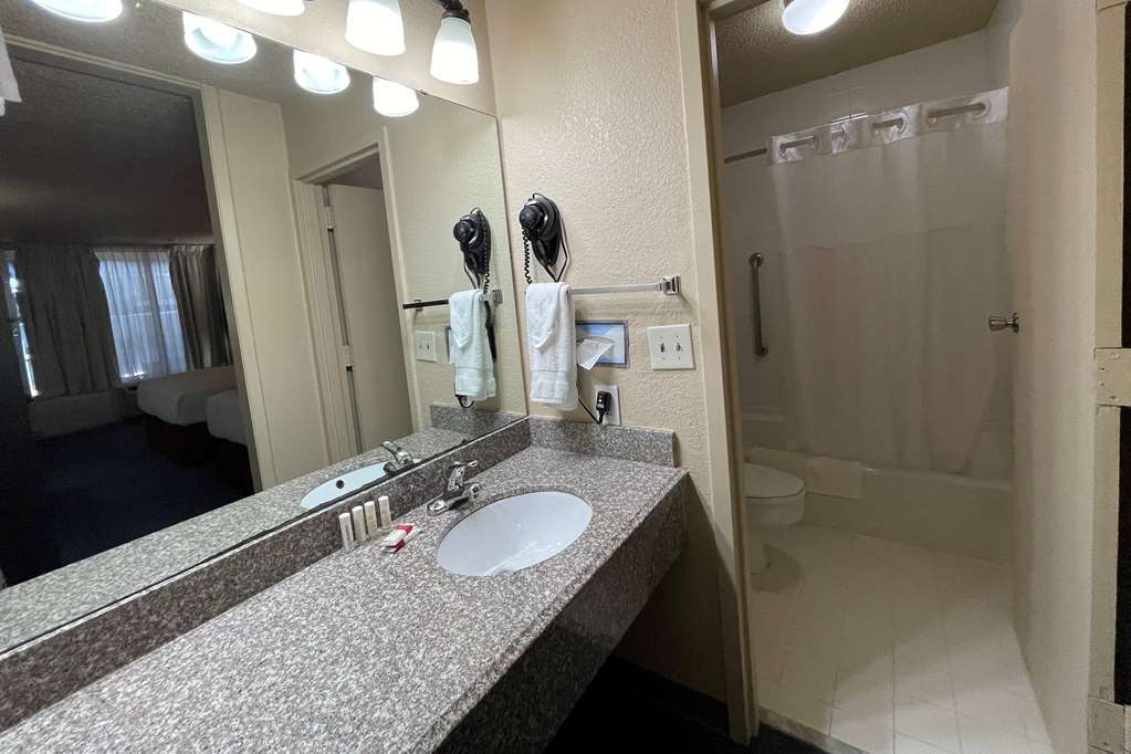 BAYMONT BY WYNDHAM STILLWATER-guestroom-Guest Room,Bathroom,On-Site.jpg