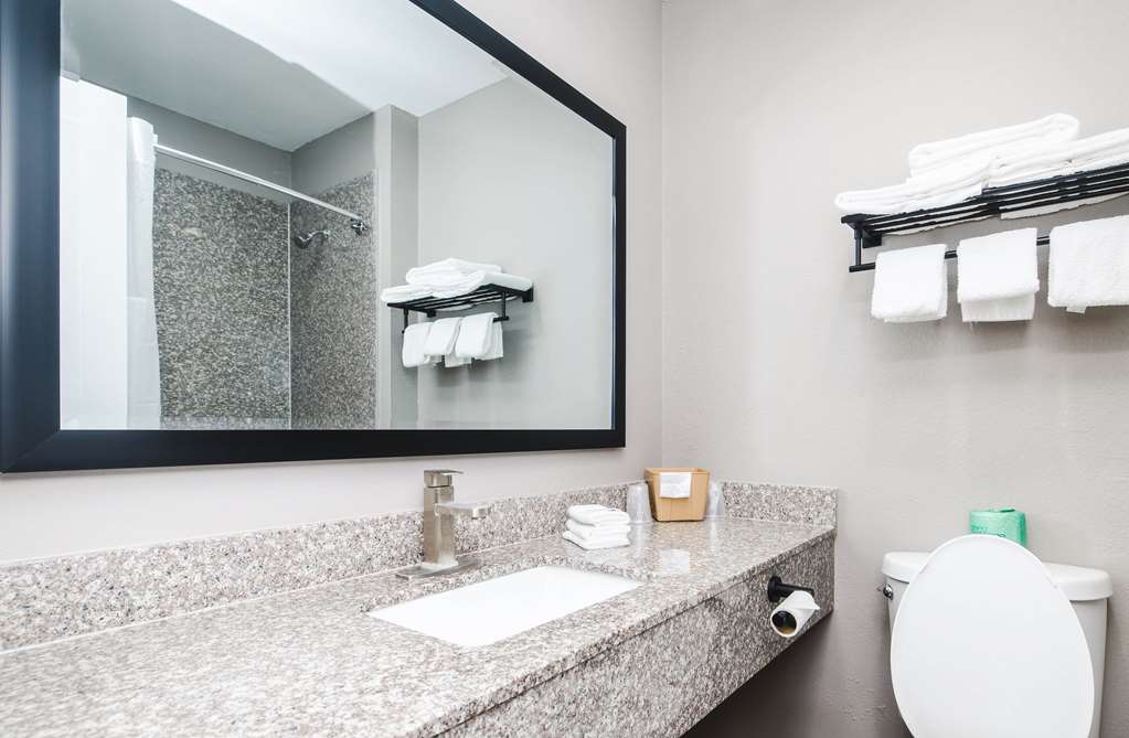 STUDIO 6  CHANNELVIEW, TX  BAYTOWN-guestroom-Guest Room,Bathroom,On-Site.jpg
