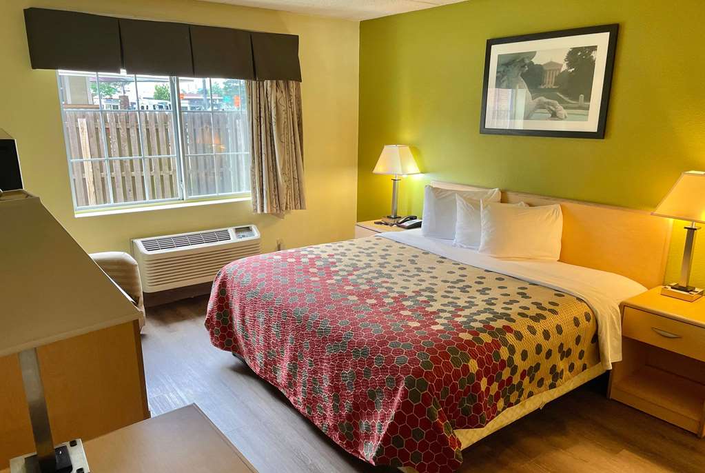 Super 8 by Wyndham Gloucester Room Type - Queen Room - Non-Smoking