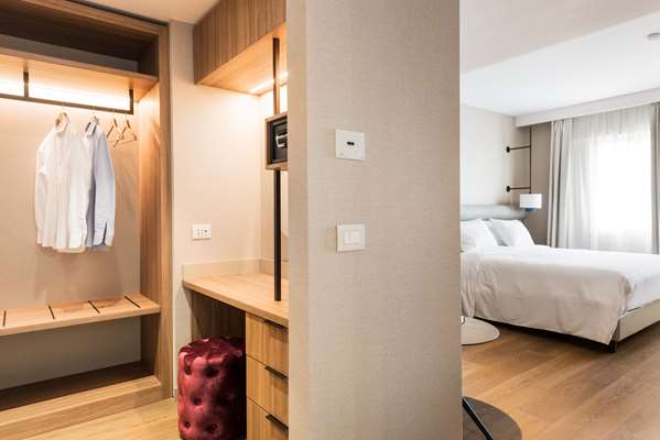 KING JUNIOR SUITE