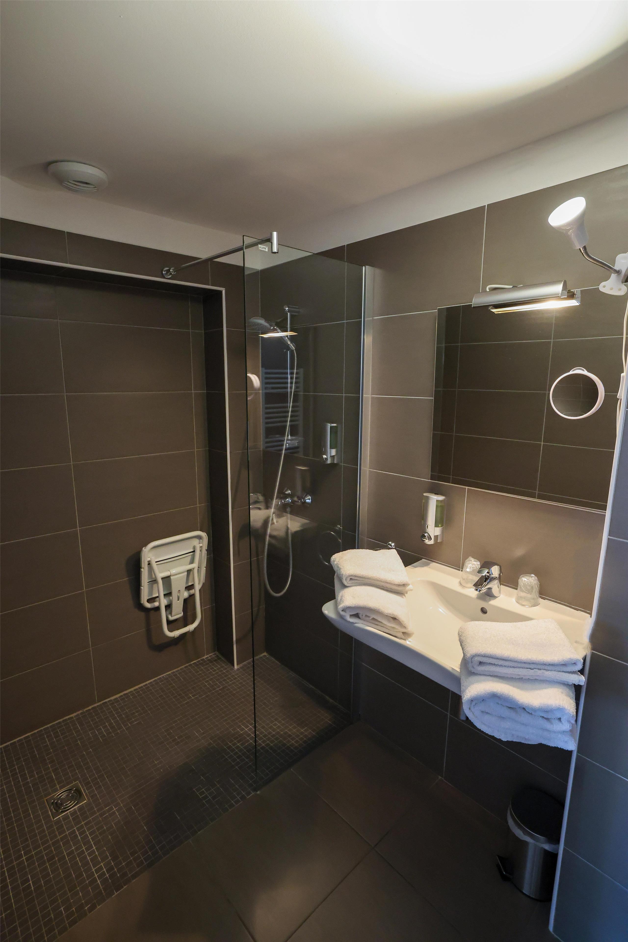 Best Western Hotel Casa Bianca Room Type - Accessible - 1 Queen, Mobility Accessible, Walk In Shower, Ground Floor, Standard Room, Air-Conditio