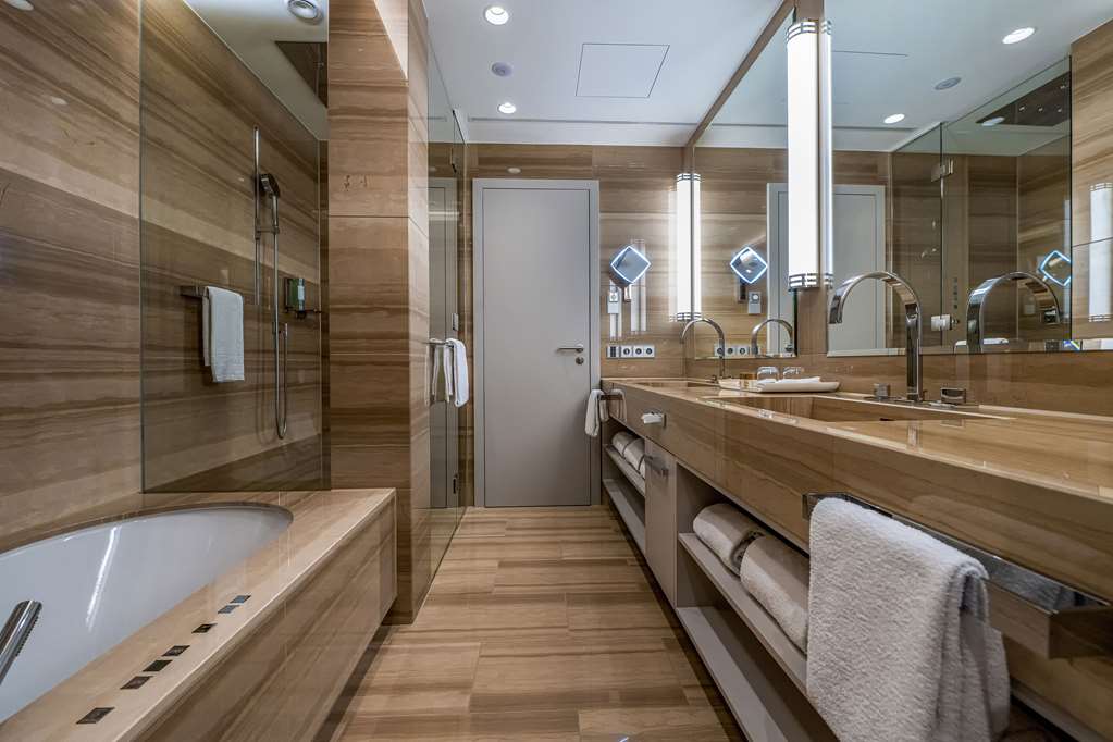 MARITIM HOTEL INGOLSTADT-guestroom-Guest Room,Bathroom,Suite,On-Site.jpg