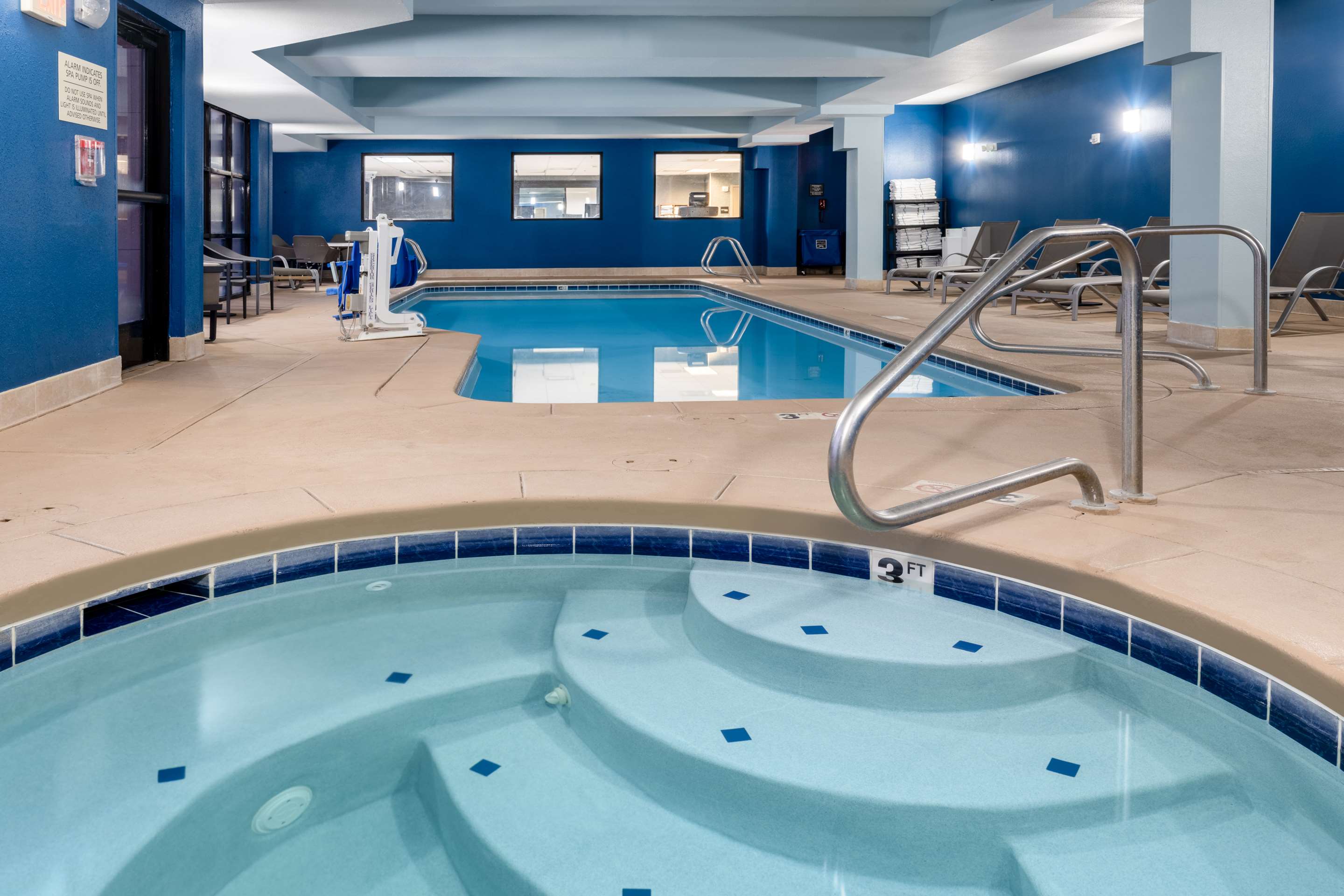 Pool | Hampton Inn & Suites Salida