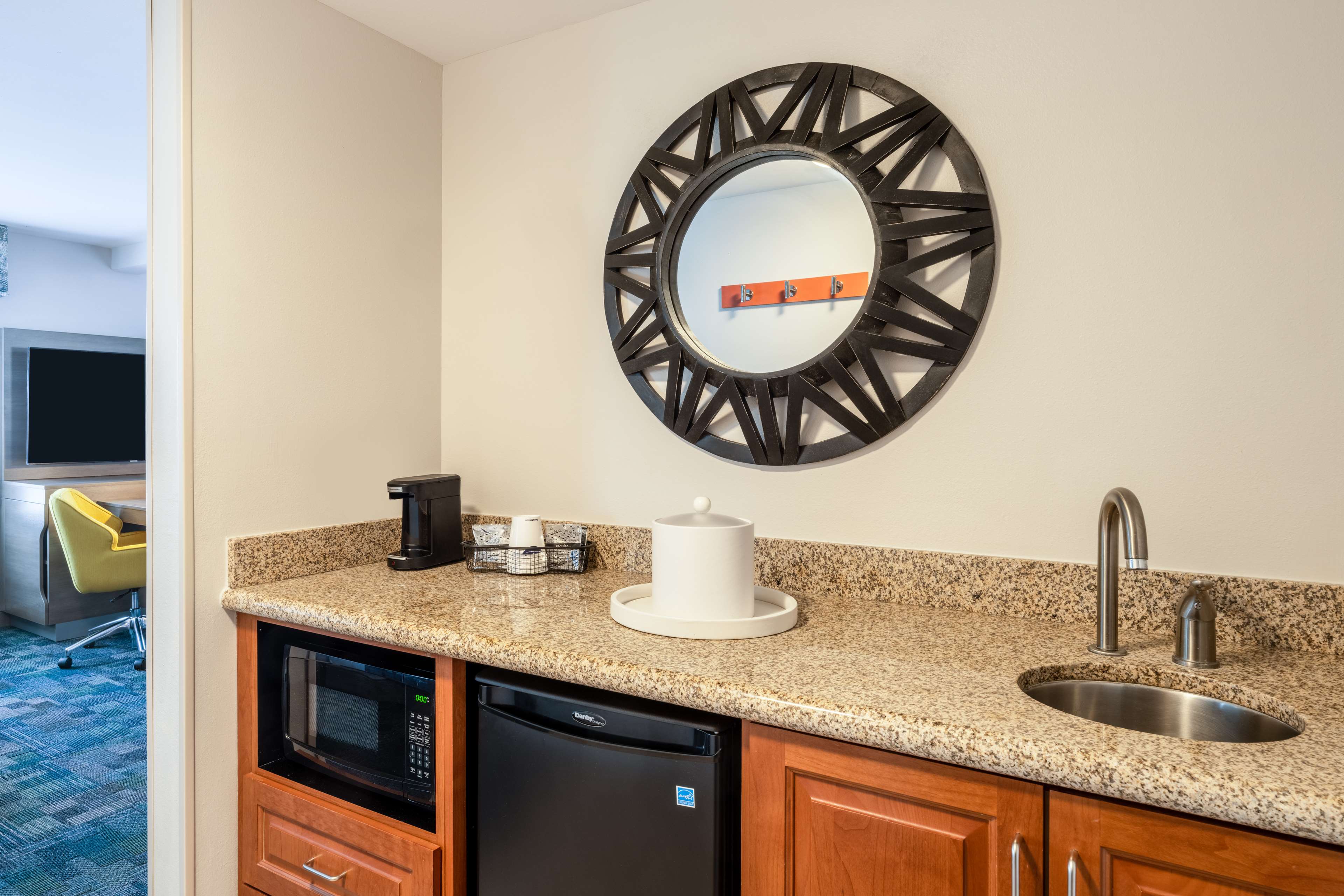 Hampton Inn & Suites by Hilton Salida Room Type - 2QN STDO MIC FRIDG WTBR