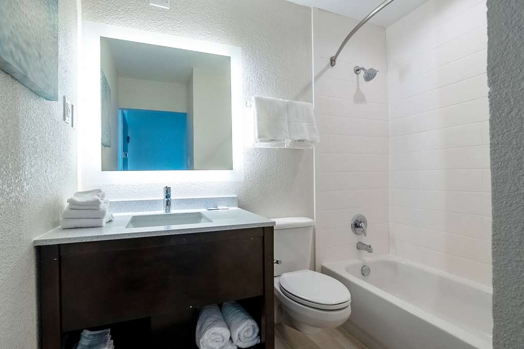 WYNDHAM CORPUS CHRISTI RESORT NORTH-guestroom-Guest Room,Bathroom,On-Site.jpg