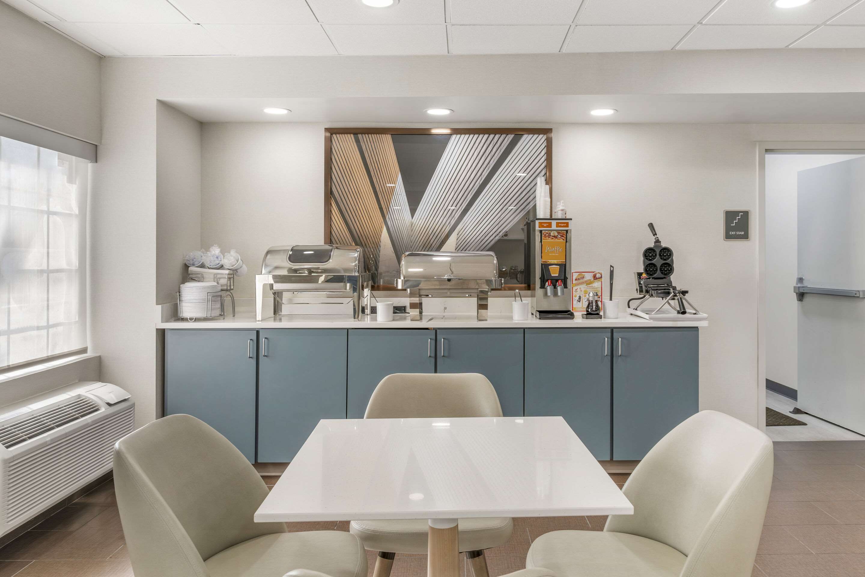 Breakfast area | Comfort Inn & Suites Louisville Airport Fair & Expo