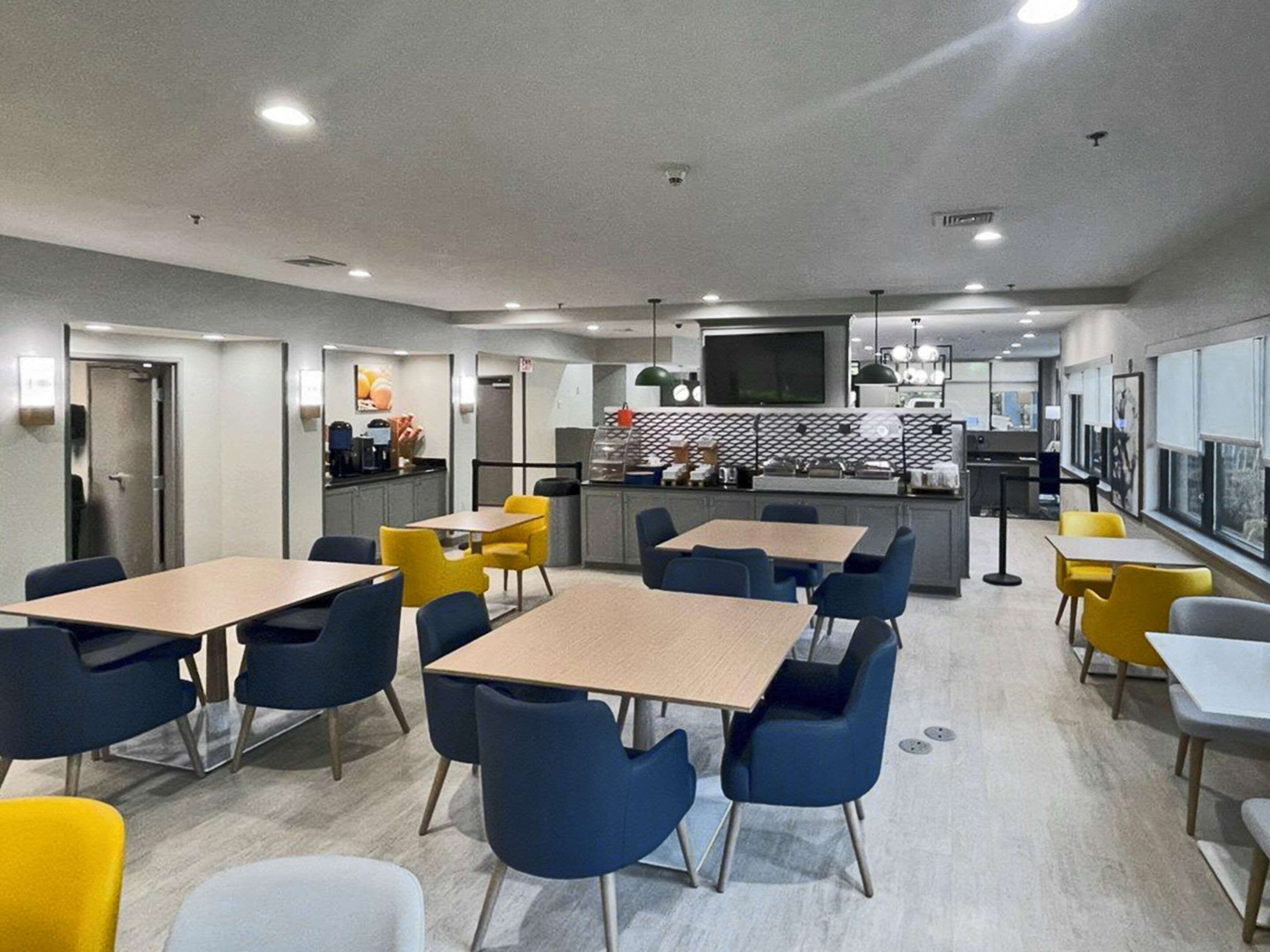 Breakfast area | Comfort Suites Mobile-South Alabama University Area